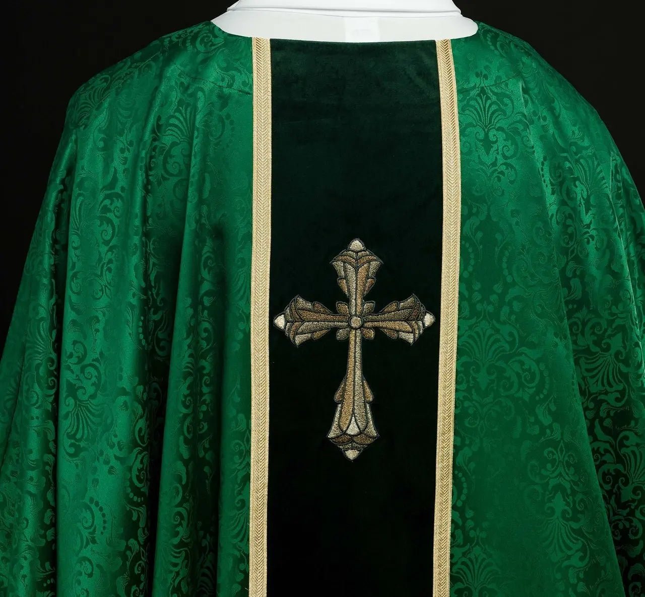 Ornat liturgiczny zielony z pasem i haftowanym krzyżem na tkaninie żakardowej