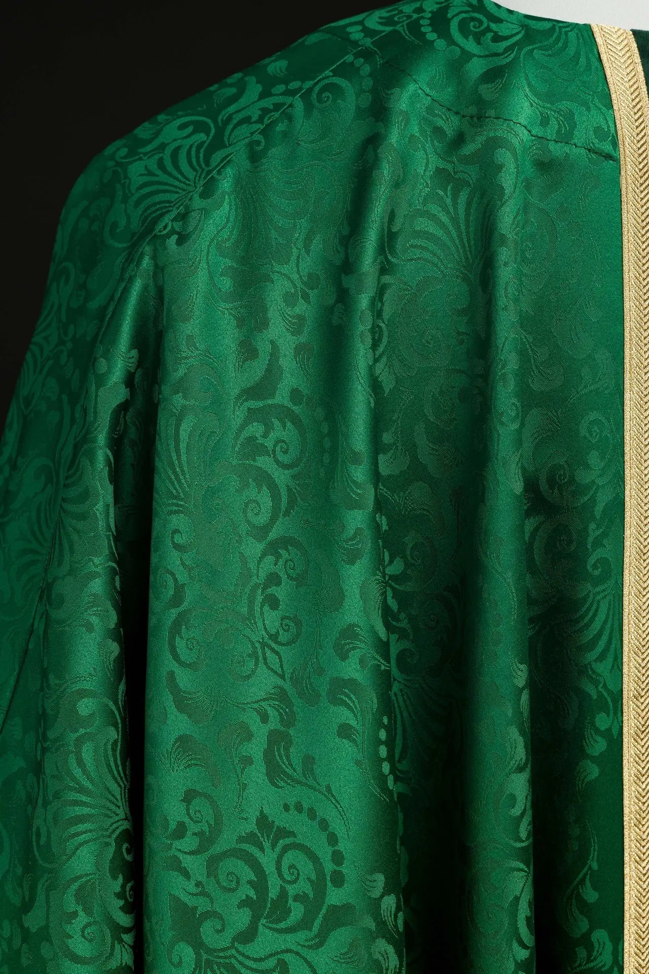Ornat liturgiczny zielony z pasem i haftowanym krzyżem na tkaninie żakardowej