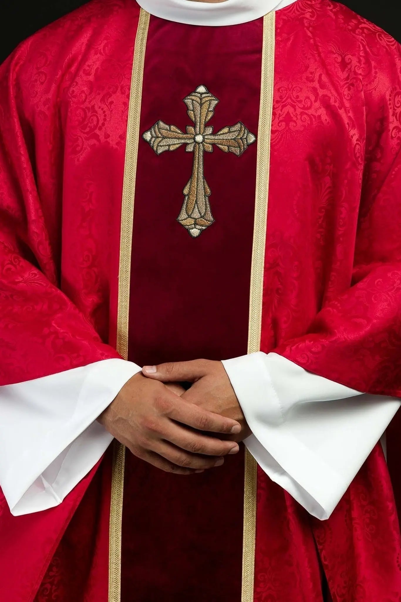 Ornat liturgiczny czerwony z pasem i haftowanym krzyżem na tkaninie żakardowej