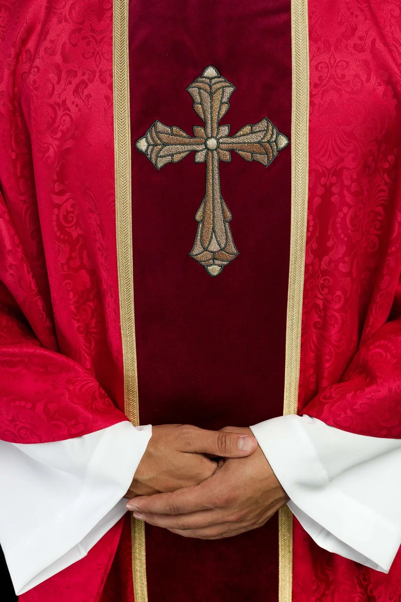 Liturgical red chasuble with band and embroidered cross on jacquard fabric