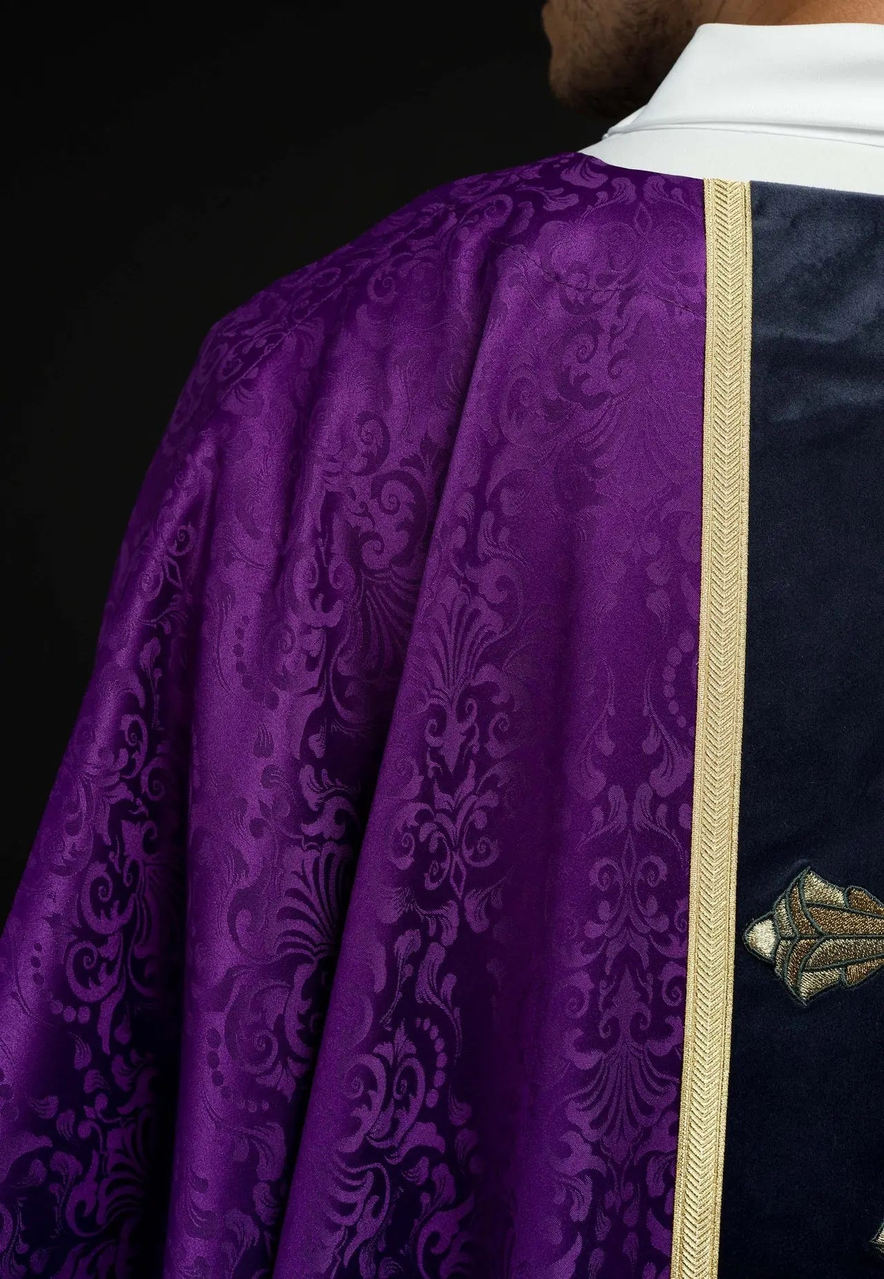 Ornat liturgiczny fioletowy z pasem i haftowanym krzyżem na tkaninie żakardowej 