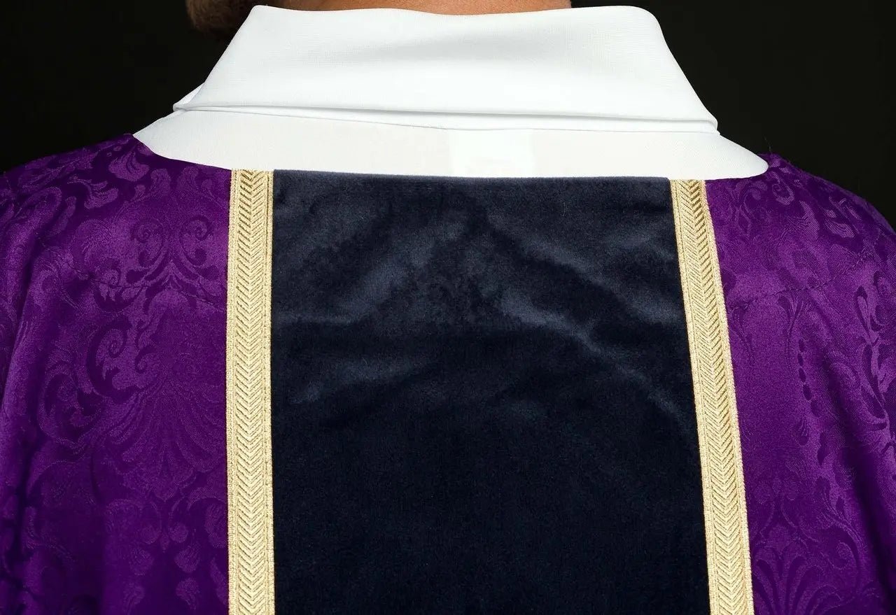 Ornat liturgiczny fioletowy z pasem i haftowanym krzyżem na tkaninie żakardowej 