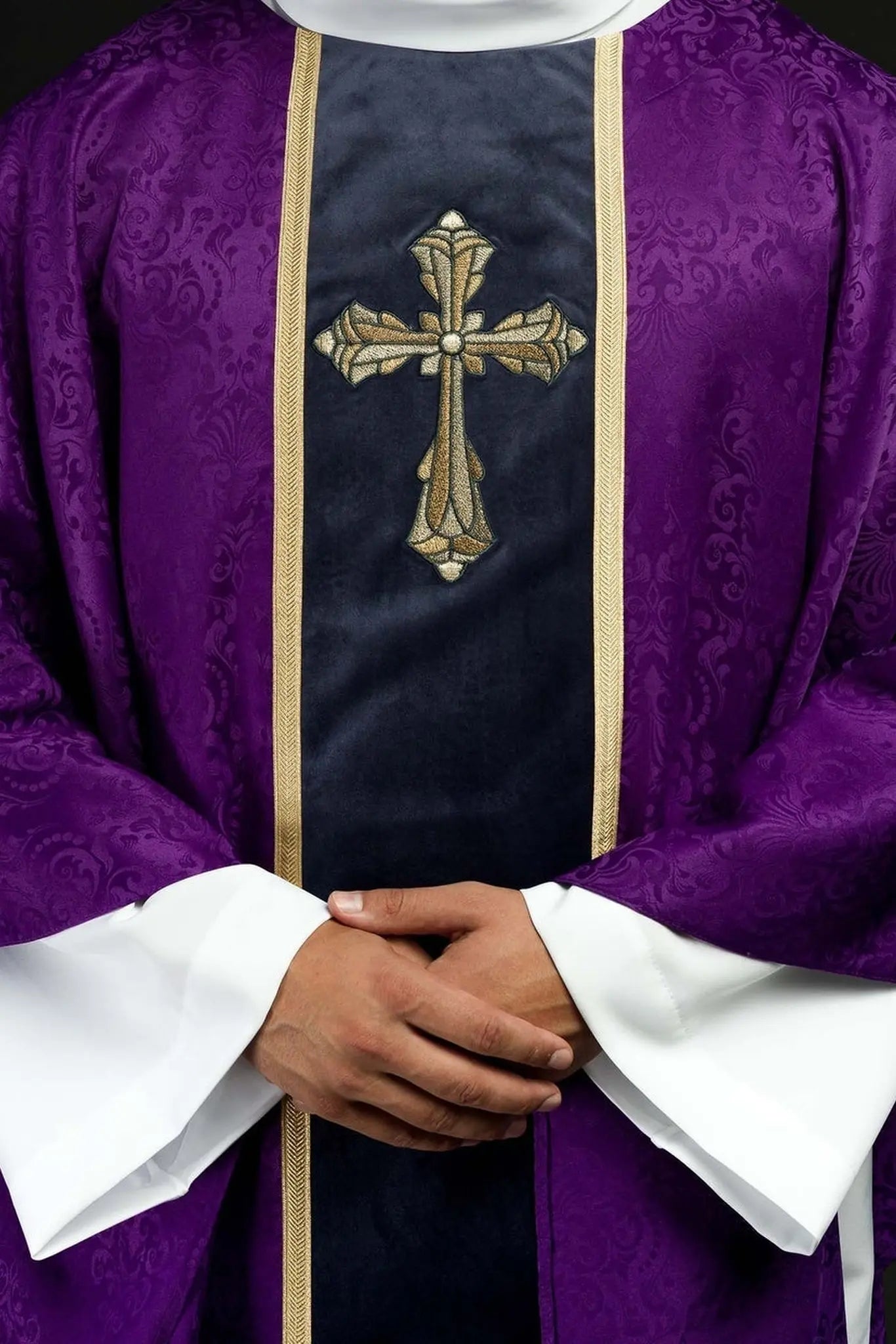 Ornat liturgiczny fioletowy z pasem i haftowanym krzyżem na tkaninie żakardowej 
