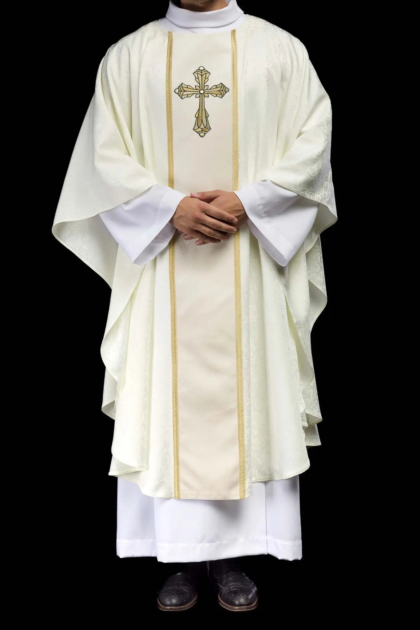 Ornat liturgiczny w kolorze ecru z pasem centralnym i haftowanym krzyżem na tkaninie żakardowej 