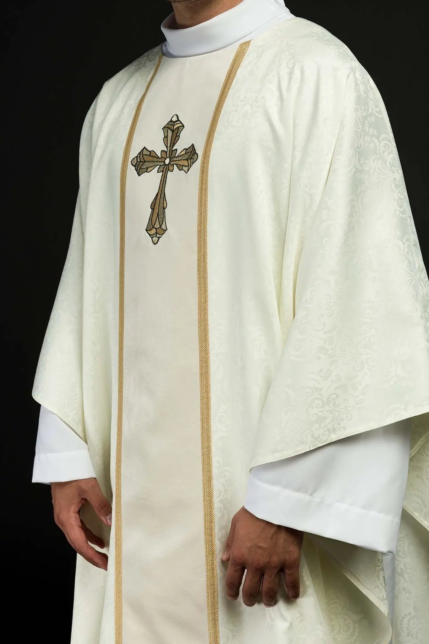 Ornat liturgiczny w kolorze ecru z pasem centralnym i haftowanym krzyżem na tkaninie żakardowej 