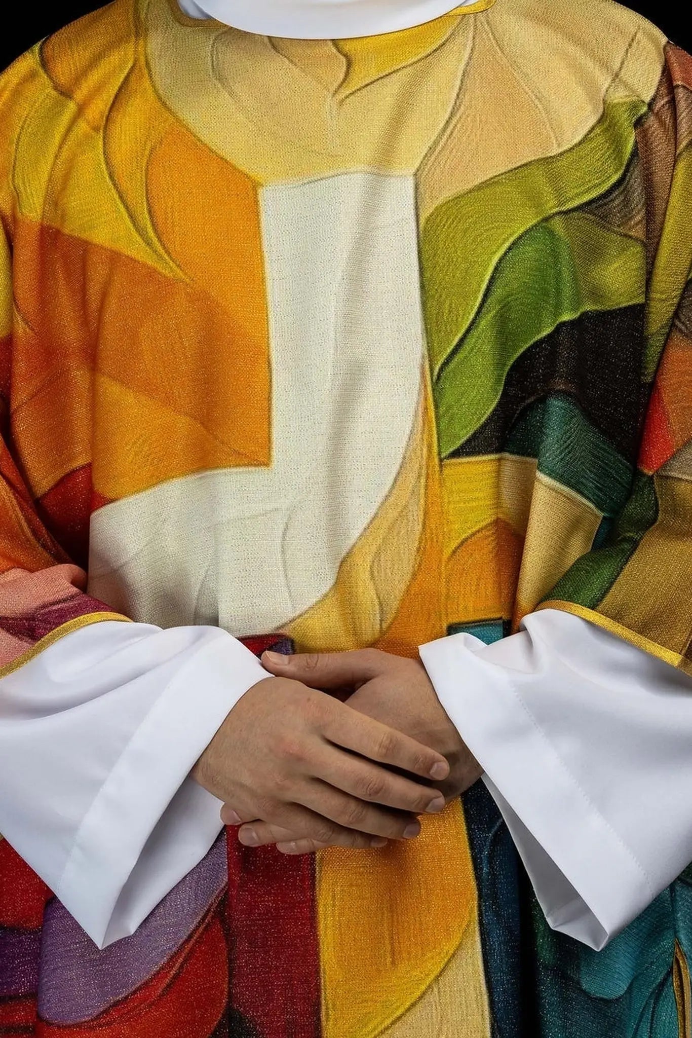 Wielokolorowa dalmatyka z nadrukiem i motywem krzyża