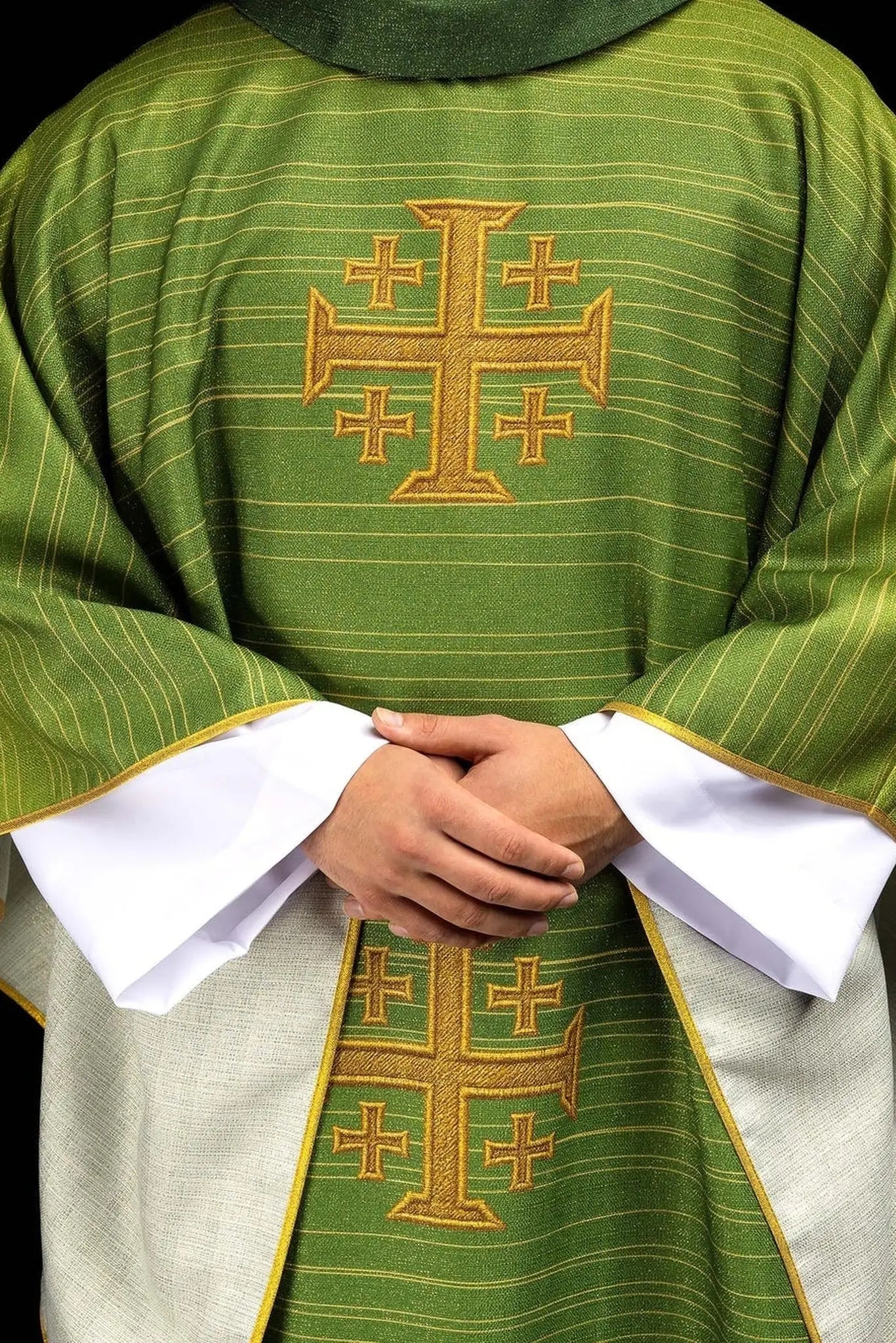 Zielony ornatu z nadrukiem Krzyża Jerozolimskiego