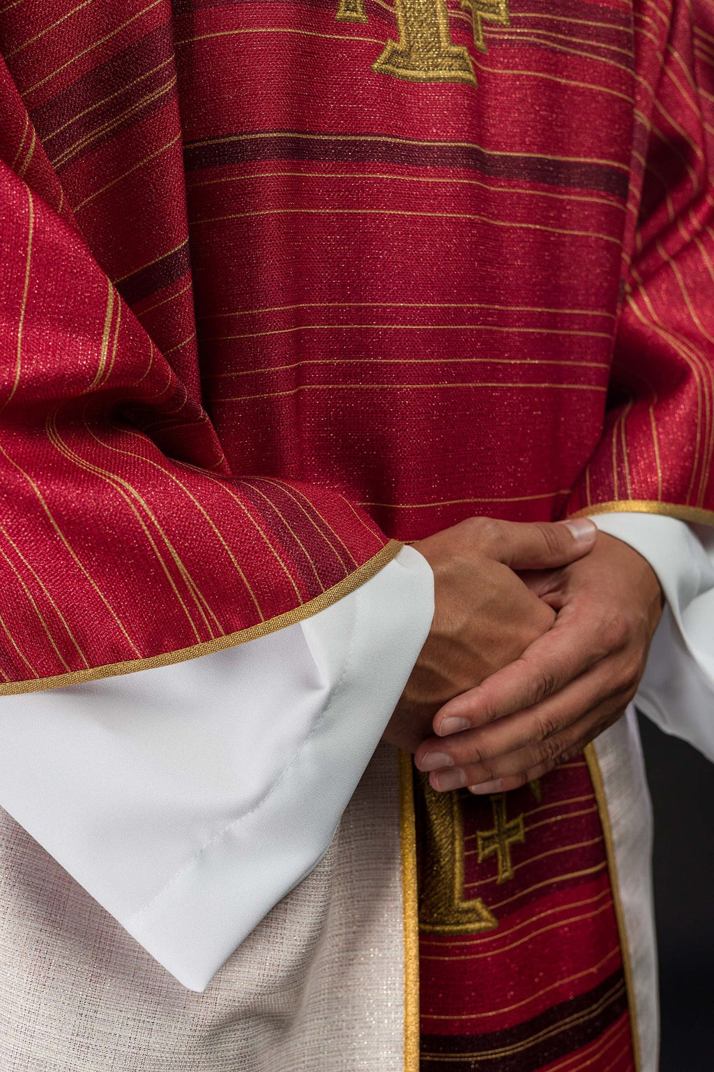 Ornat drukowany z Krzyżem Jerozolimskim czerwony - ORNATY.PL