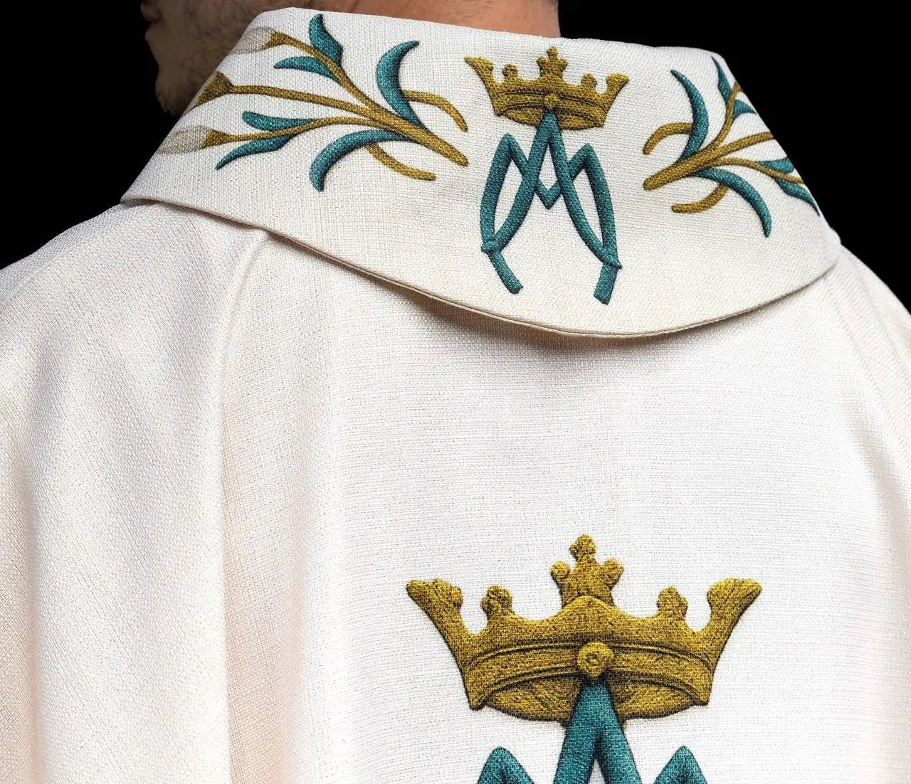 Ornat maryjny z nadrukiem lilii i monogramem ecru