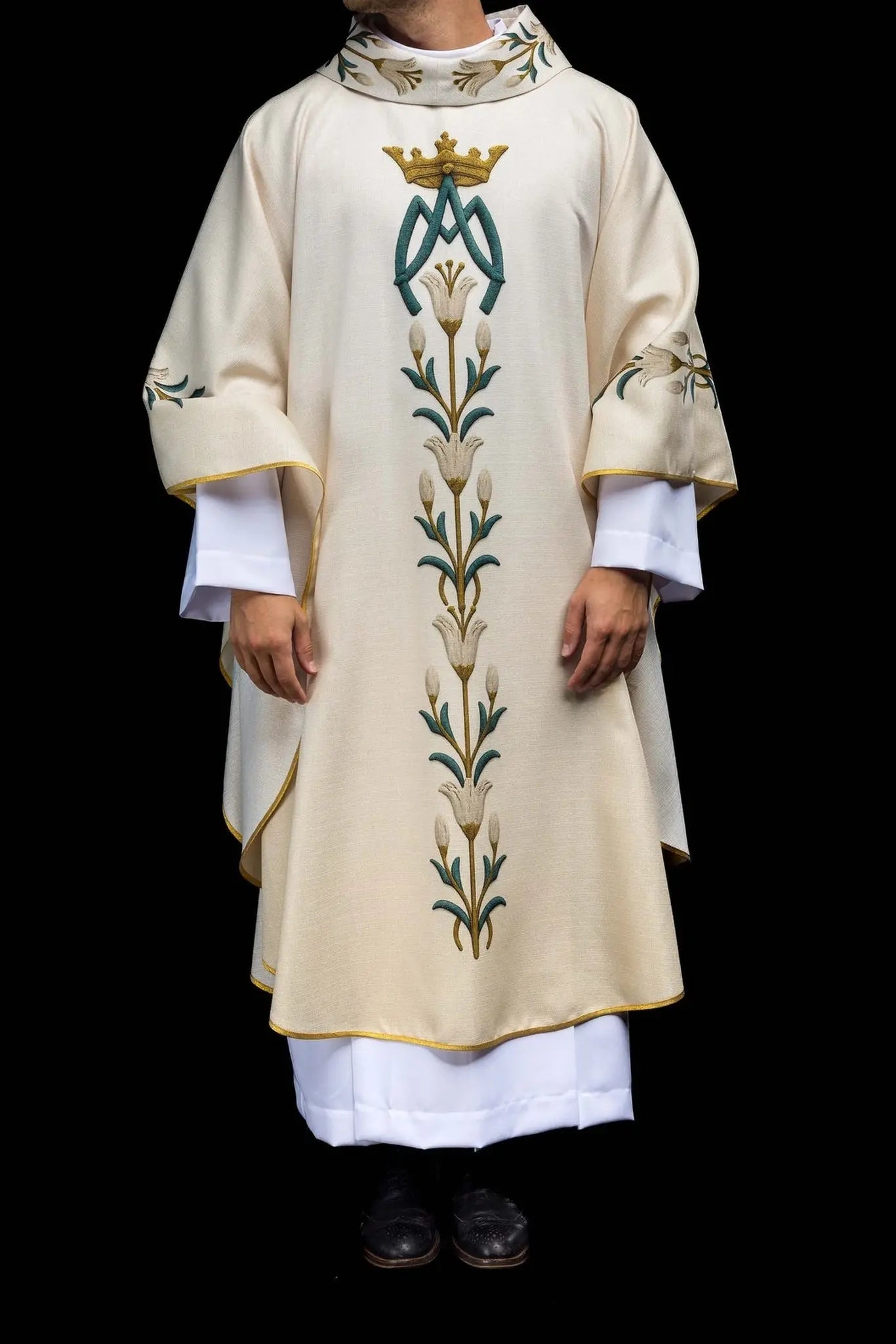 Ornat maryjny z nadrukiem lilii i monogramem ecru