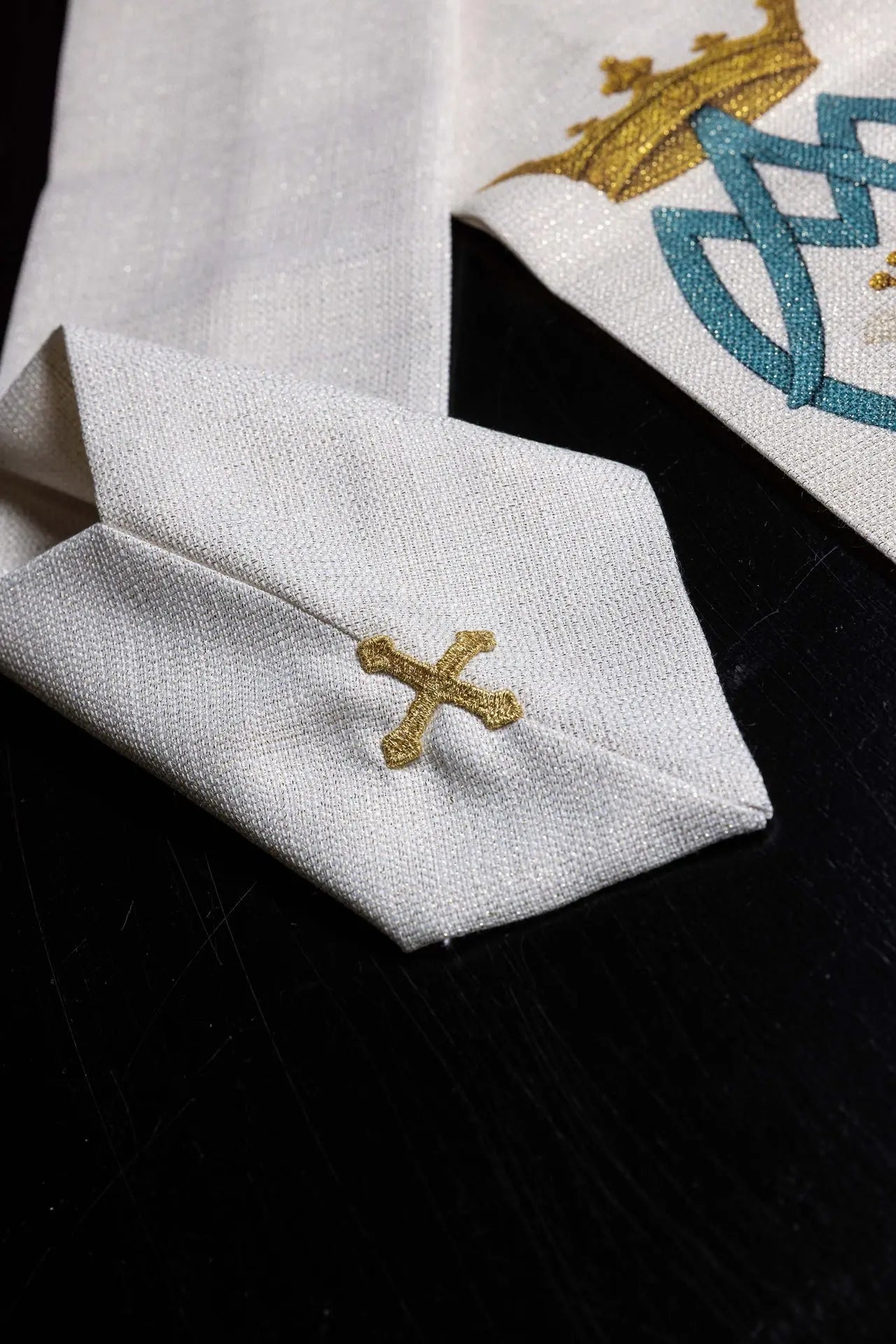 Ornat maryjny z nadrukiem lilii i monogramem ecru