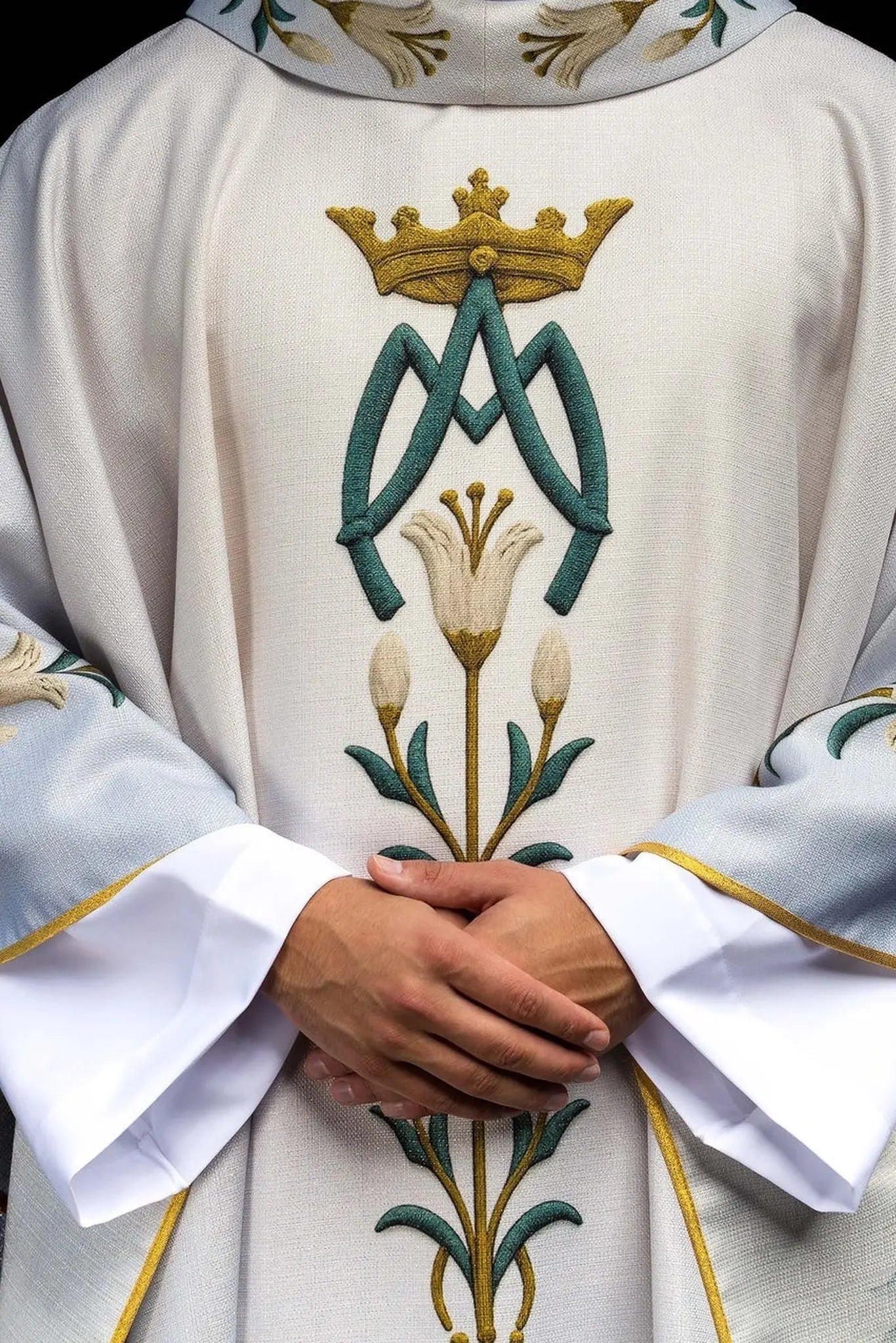 Ornat maryjny z nadrukiem lilii i monogramem niebiesko-ekri
