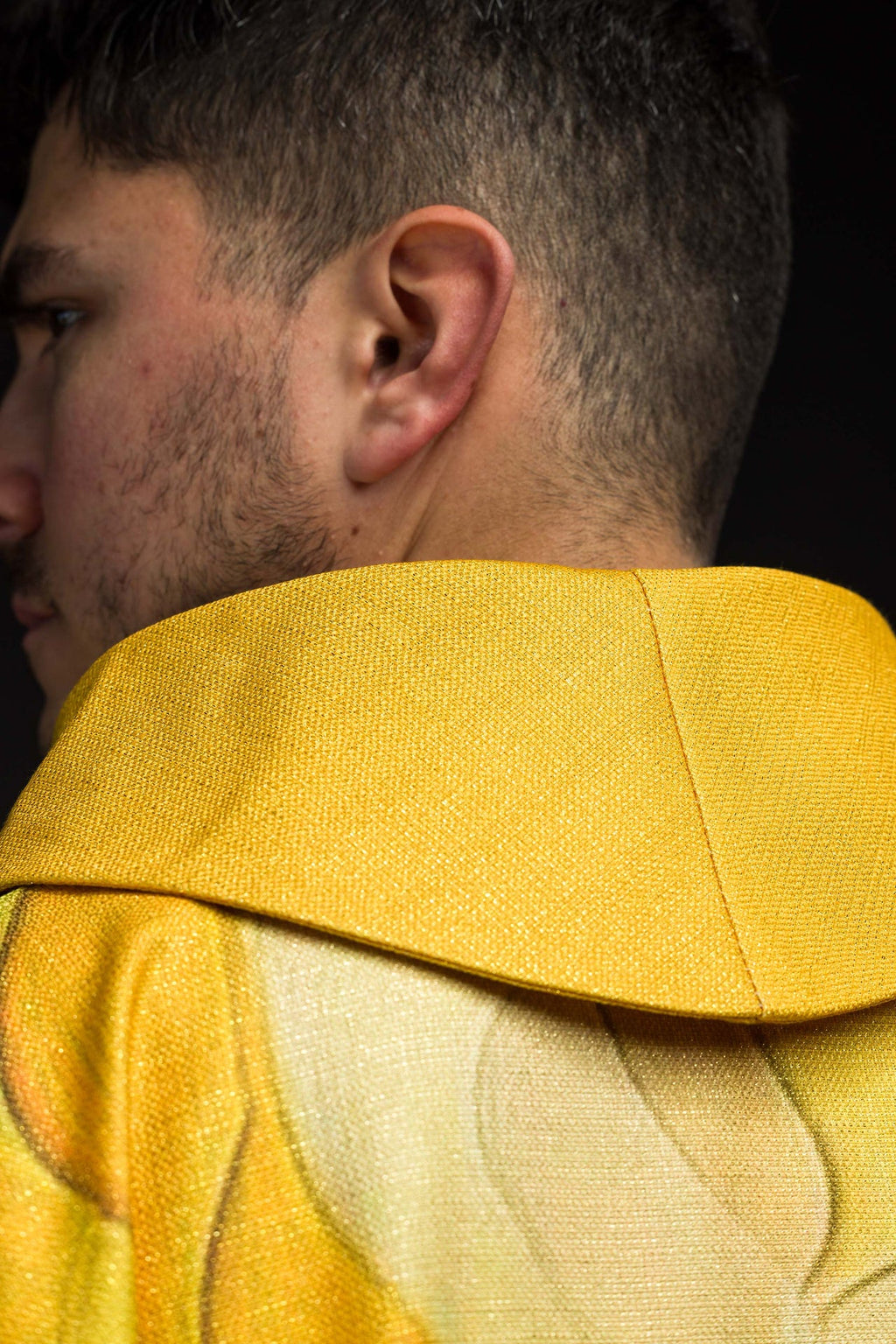 Ornat drukowany wielokolorowy z motywem krzyża