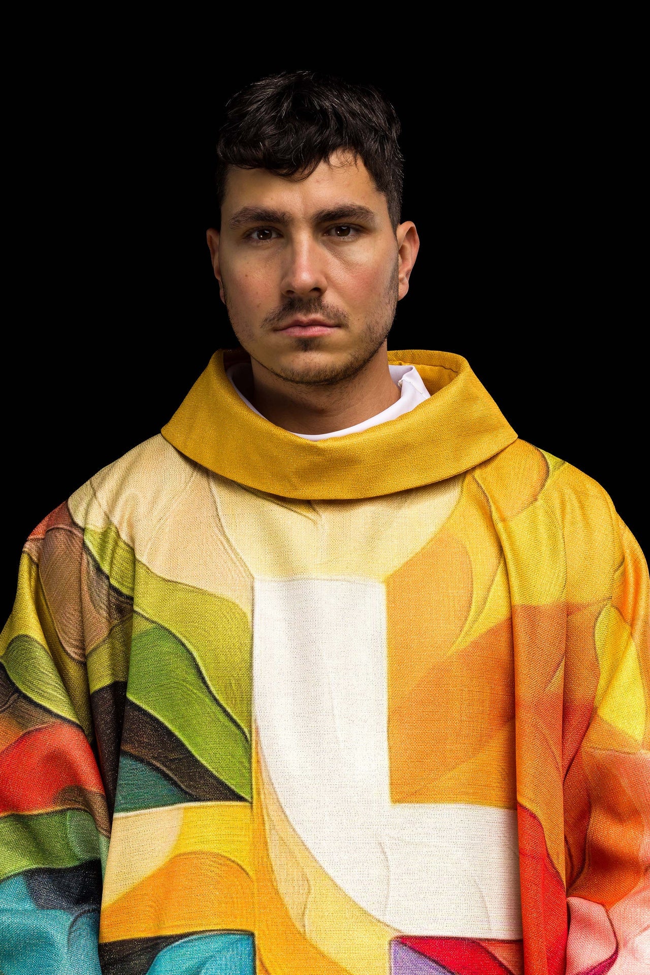 Ornat drukowany wielokolorowy z motywem krzyża