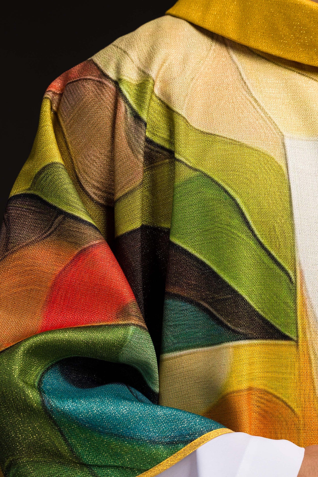 Ornat drukowany wielokolorowy z motywem krzyża