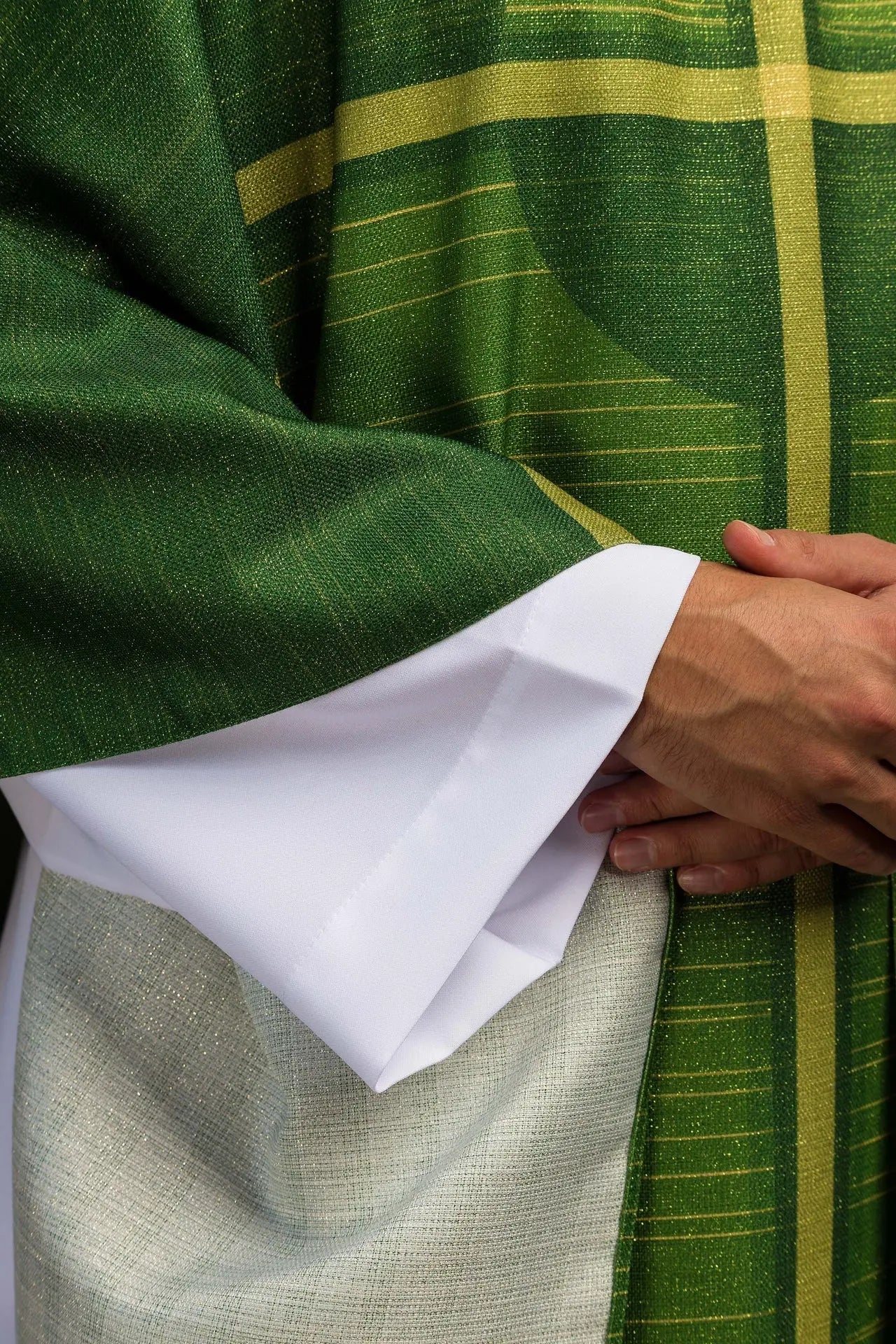 Zielony ornat z nadrukiem z motywem krzyża
