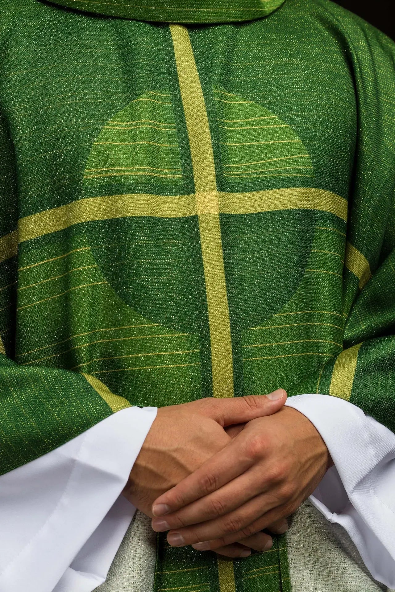 Zielony ornat z nadrukiem z motywem krzyża