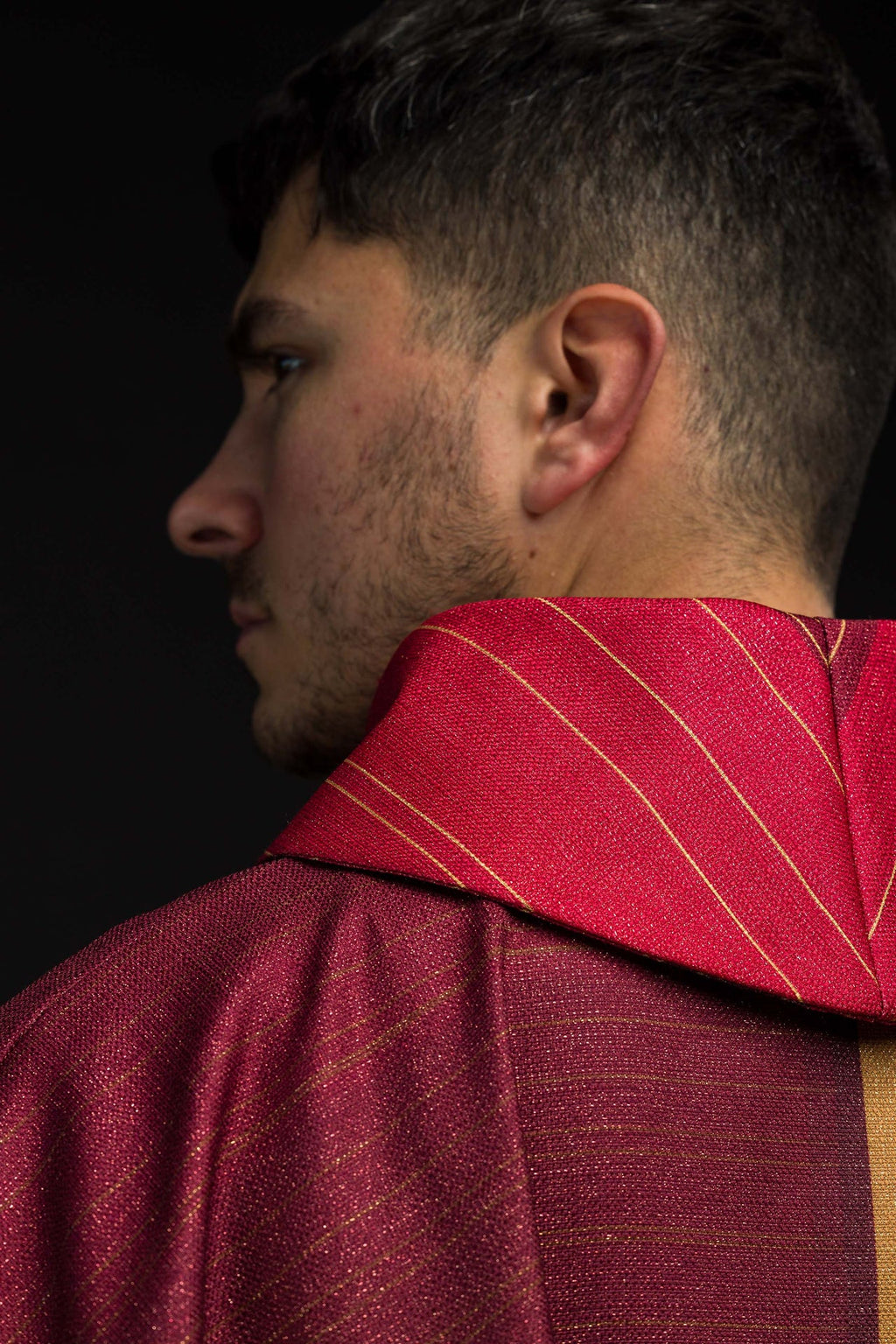 Ornat drukowany czerwony z motywem krzyża