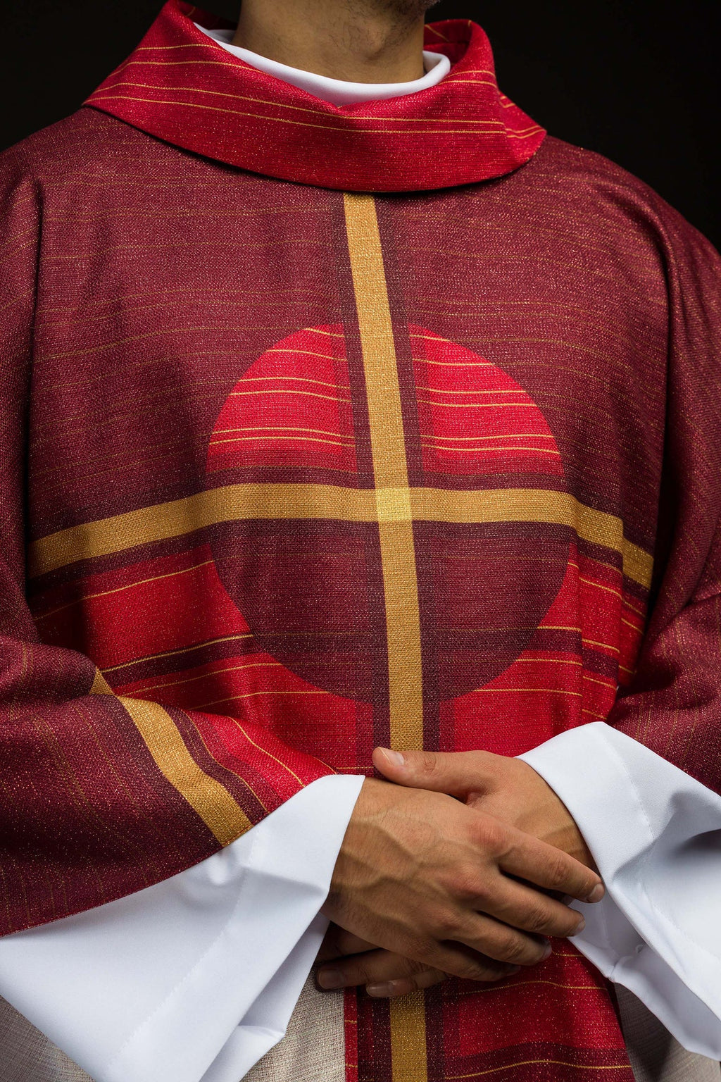 Ornat drukowany czerwony z motywem krzyża - ORNATY.PL