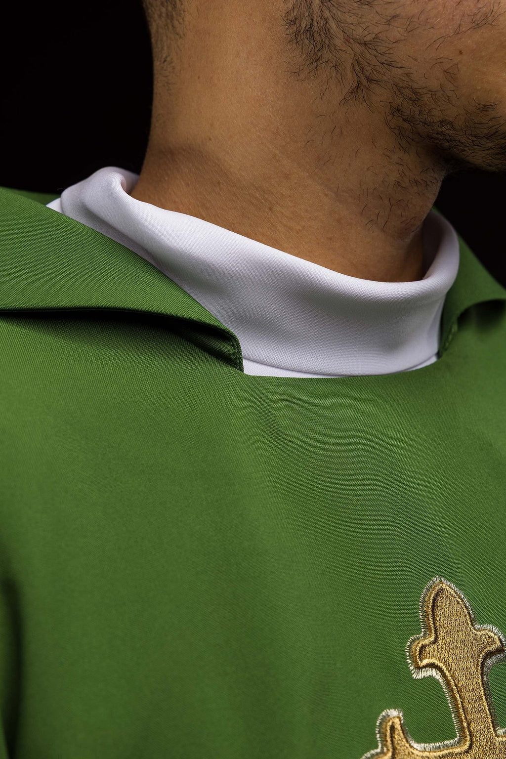 Ornat haftowany z symbolem krzyża i szerokim kołnierzem zielony