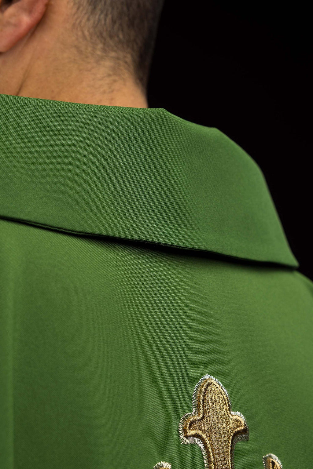 Ornat haftowany z symbolem krzyża i szerokim kołnierzem zielony - ORNATY.PL