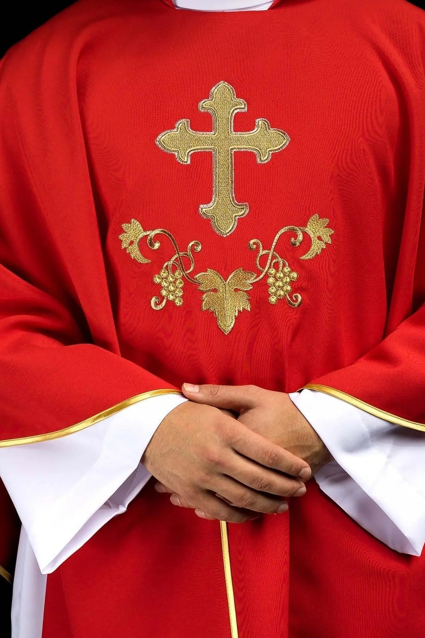 Haftowany ornat z symbolem krzyża i szerokim kołnierzem czerwony