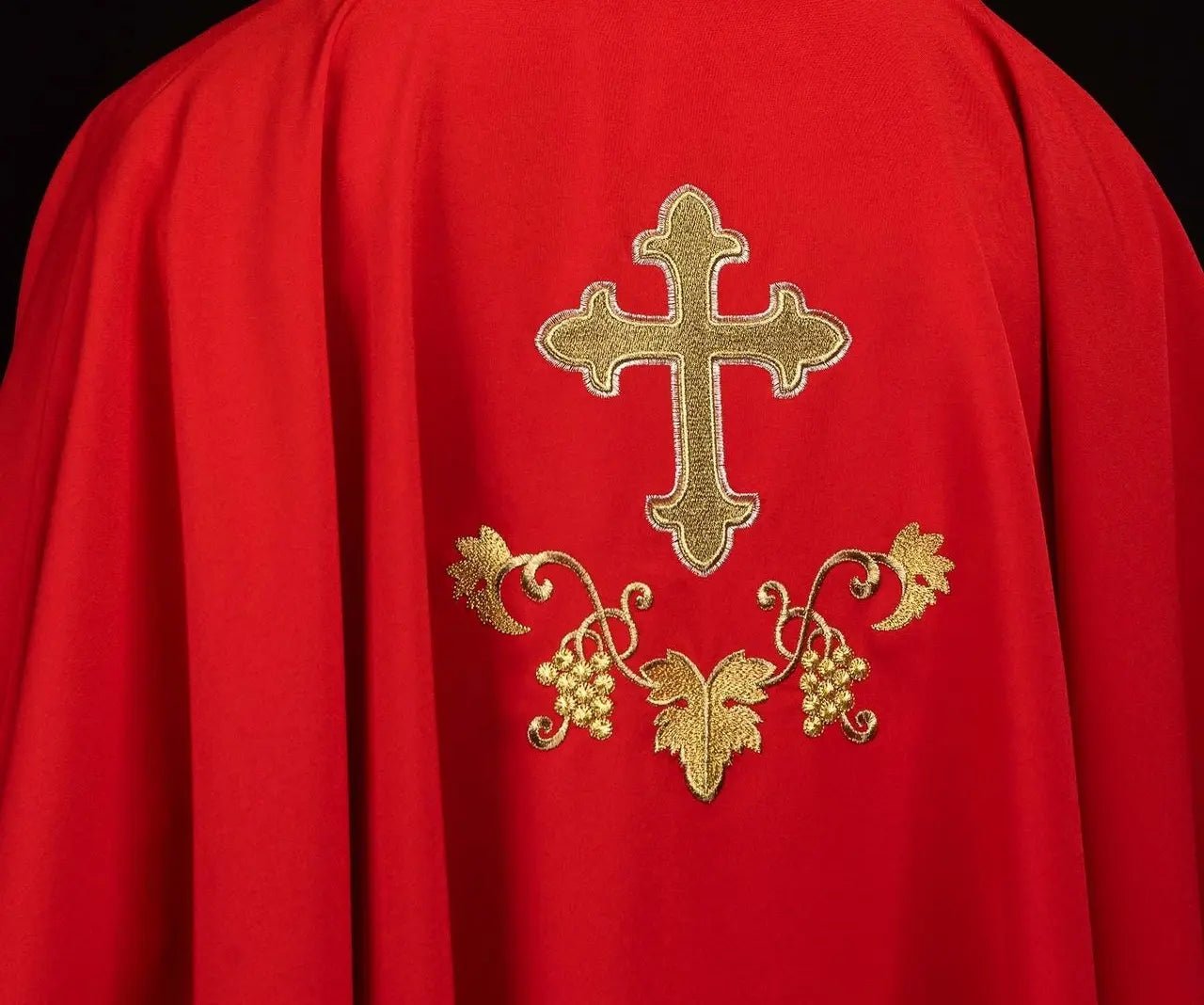 Haftowany ornat z symbolem krzyża i szerokim kołnierzem czerwony