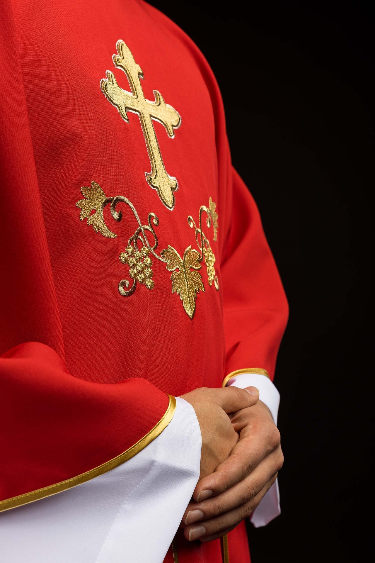 Ornat haftowany z symbolem krzyża i szerokim kołnierzem czerwony