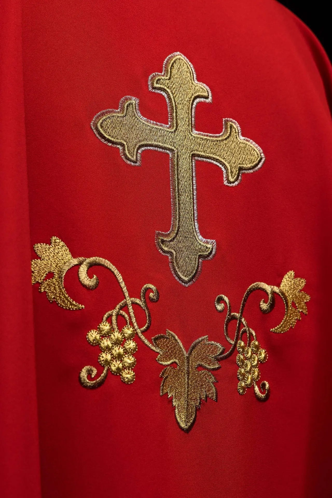 Haftowany ornat z symbolem krzyża i szerokim kołnierzem czerwony