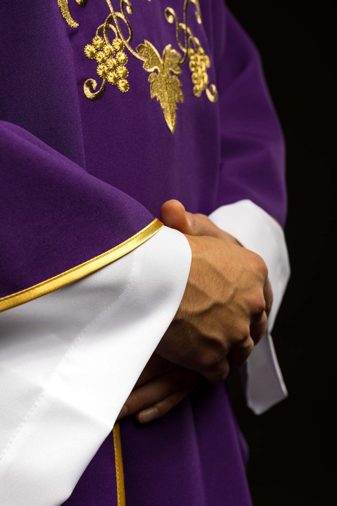 Ornat haftowany z symbolem krzyża i szerokim kołnierzem fioletowy