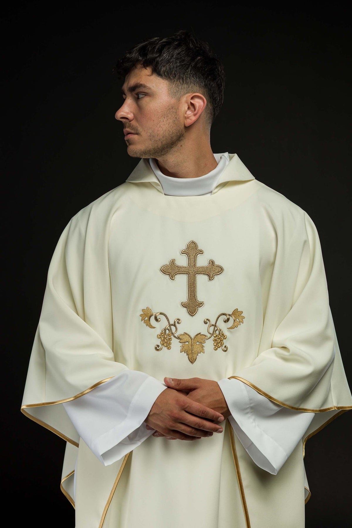 Ornat haftowany z symbolem krzyża i szerokim kołnierzem ecru - ORNATY.PL