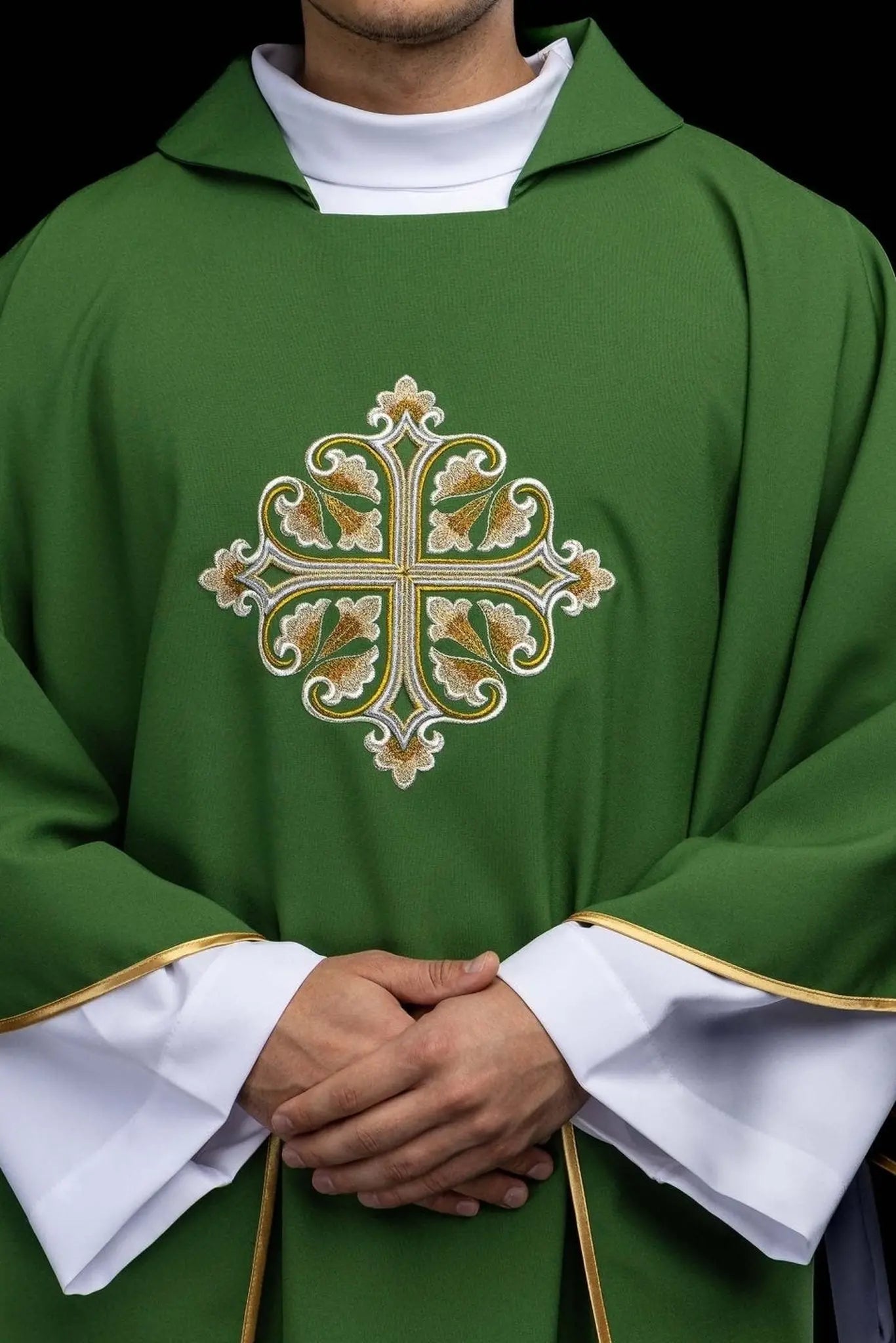 Zielony haftowany Ornat z ozdobnym Krzyżem i szerokim kołnierzem