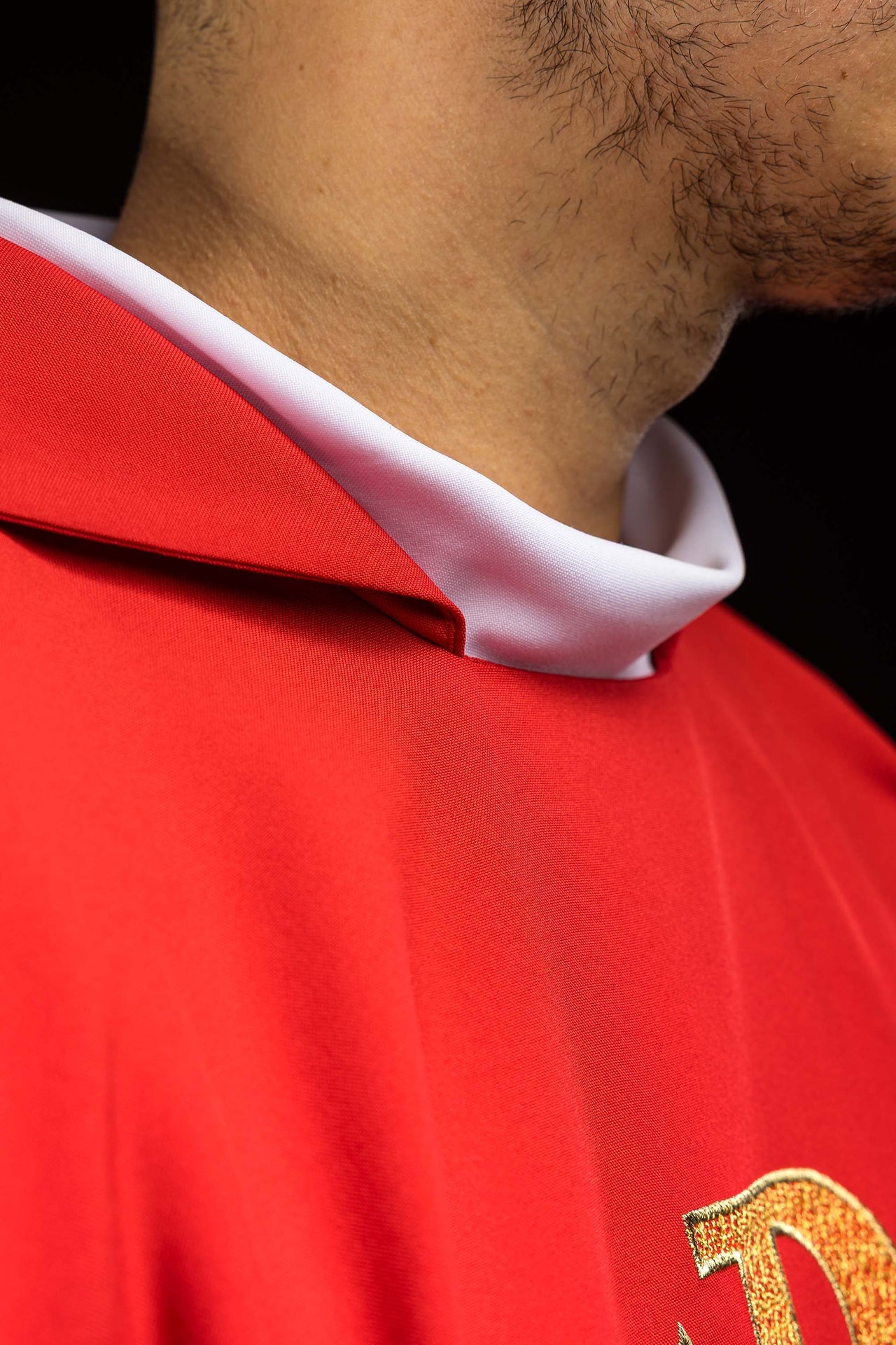 Ornat haftowany z symbolem Alfa i Omega z szerokim kołnierzem czerwony