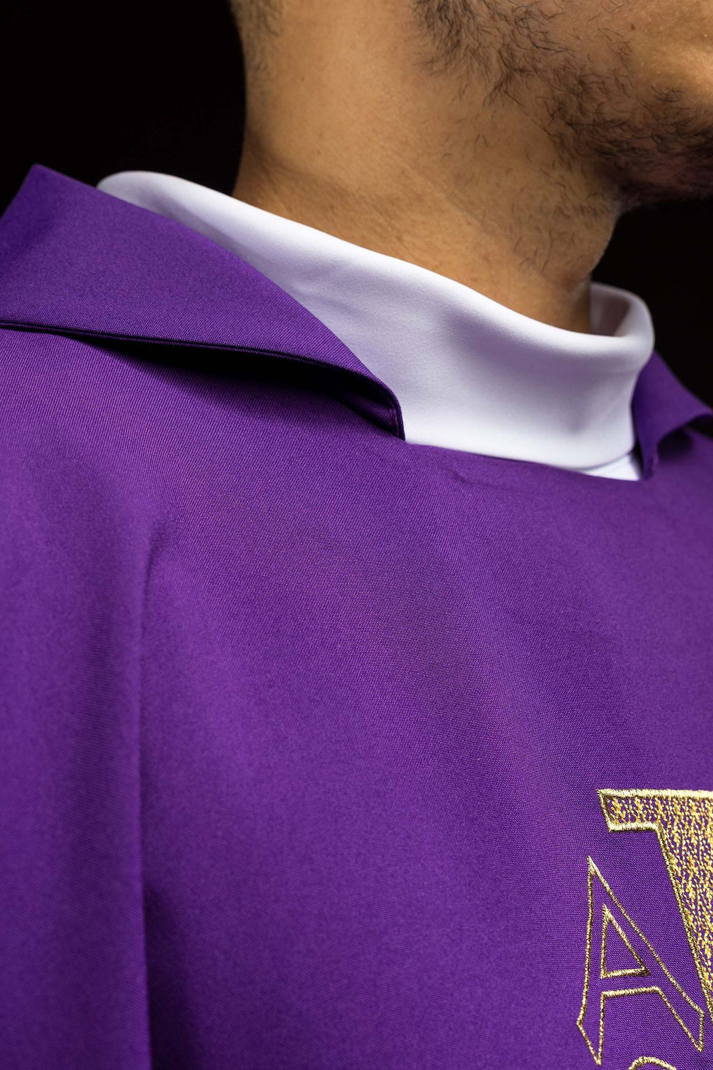 Ornat haftowany z symbolem Alfa i Omega z szerokim kołnierzem fioletowy