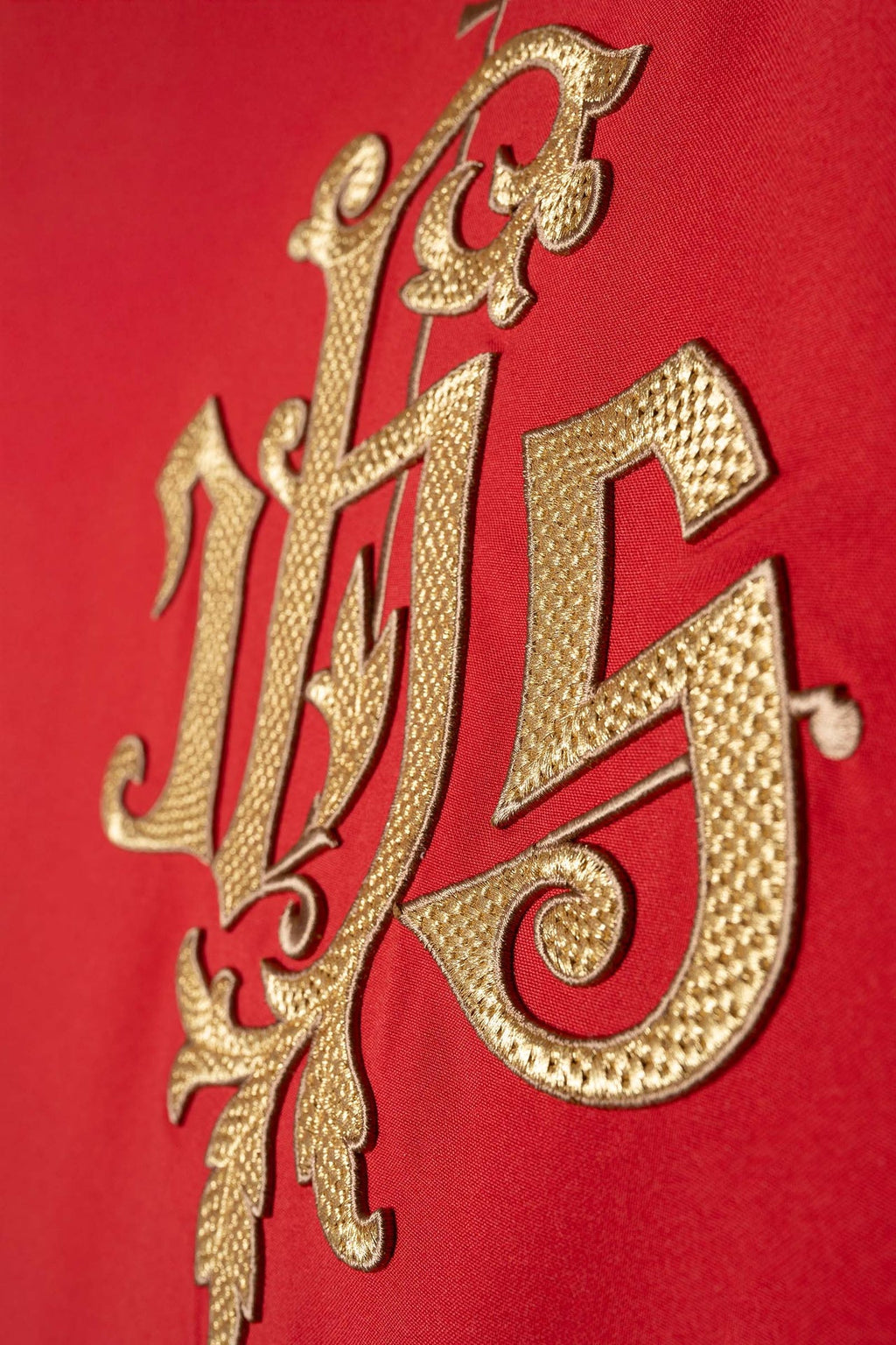 Czerwony ornat ze złotym haftem IHS - ORNATY.PL