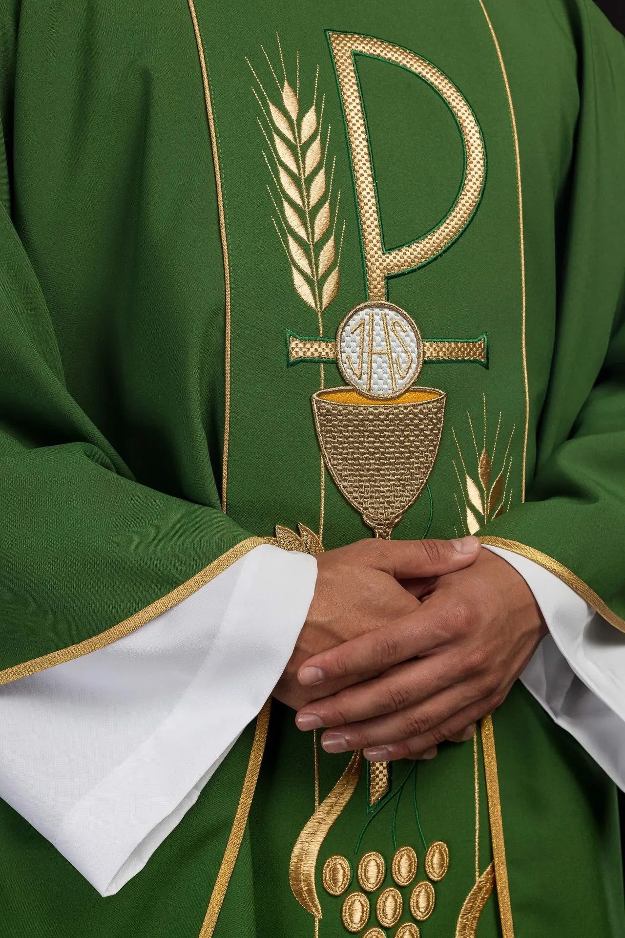 Zielony ornat haftowany wzorem kielicha IHS