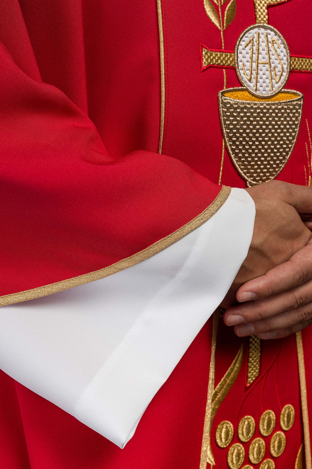 Czerwony ornat haftowany z wzorem Kielicha IHS - ORNATY.PL