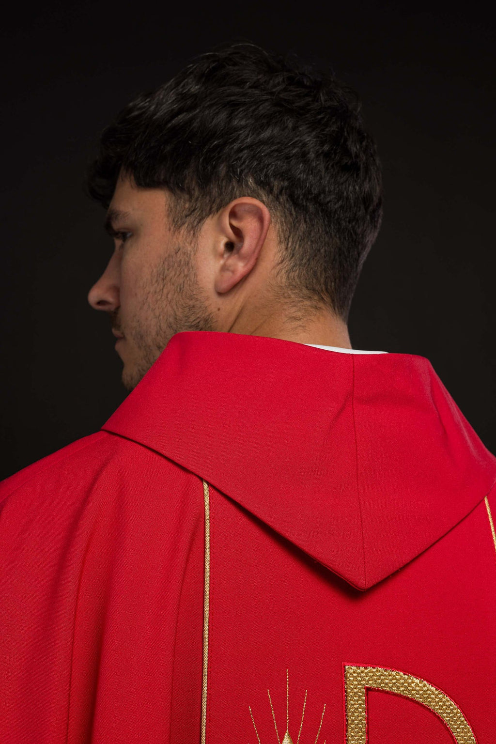 Czerwony ornat haftowany z wzorem Kielicha IHS - ORNATY.PL