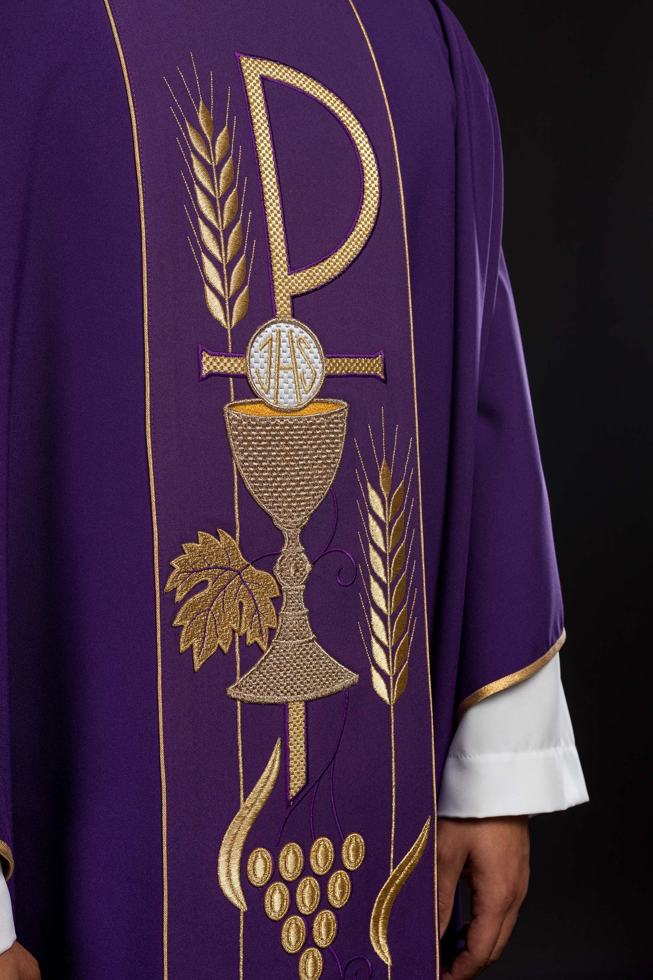 Fioletowy ornat haftowany z wzorem Kielicha IHS - ORNATY.PL