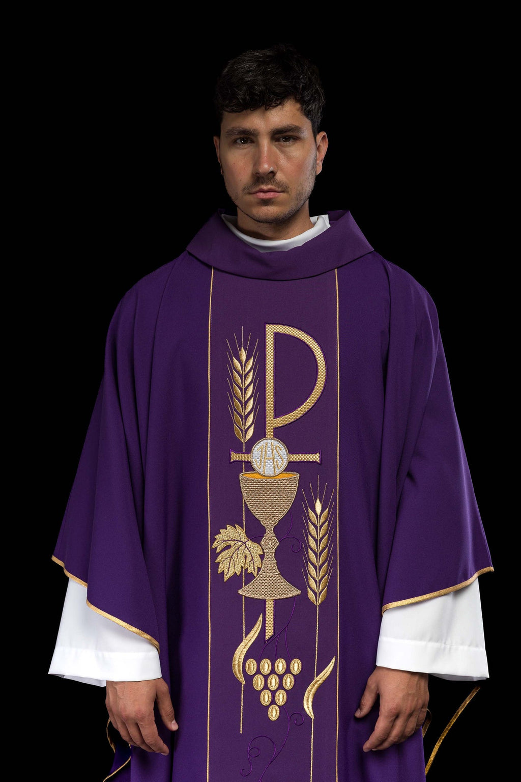 Fioletowy ornat haftowany z wzorem Kielicha IHS - ORNATY.PL