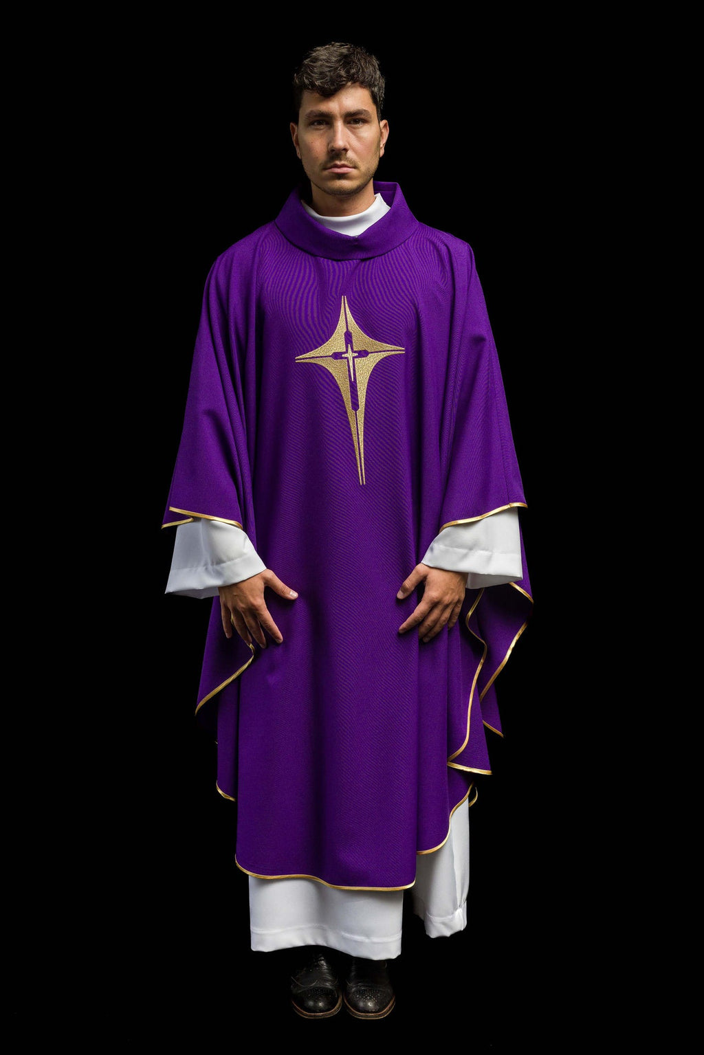 Fioletowy ornat haftowany z motywem krzyża - ORNATY.PL