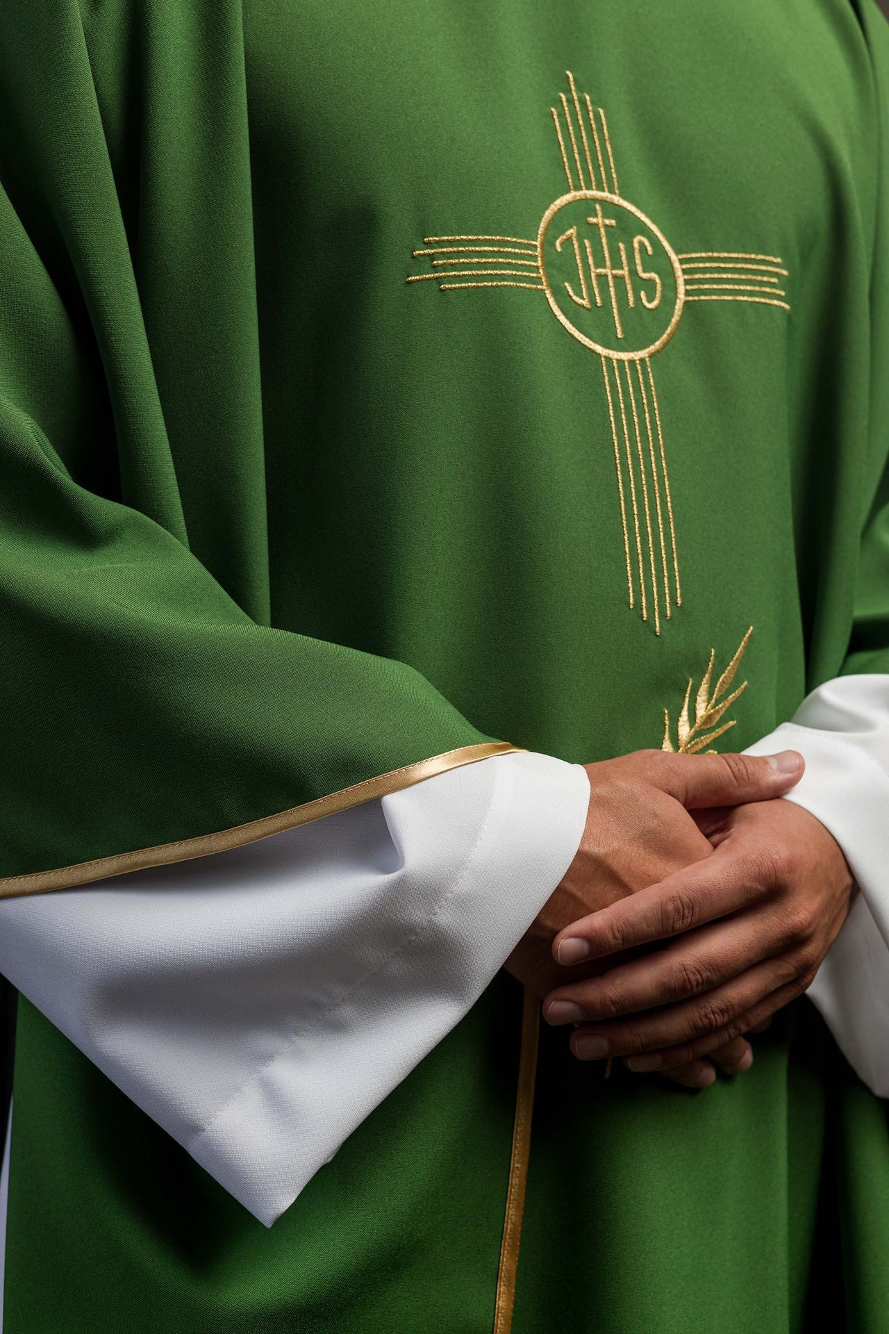 Zielony ornat haftowany z motywem IHS - ORNATY.PL