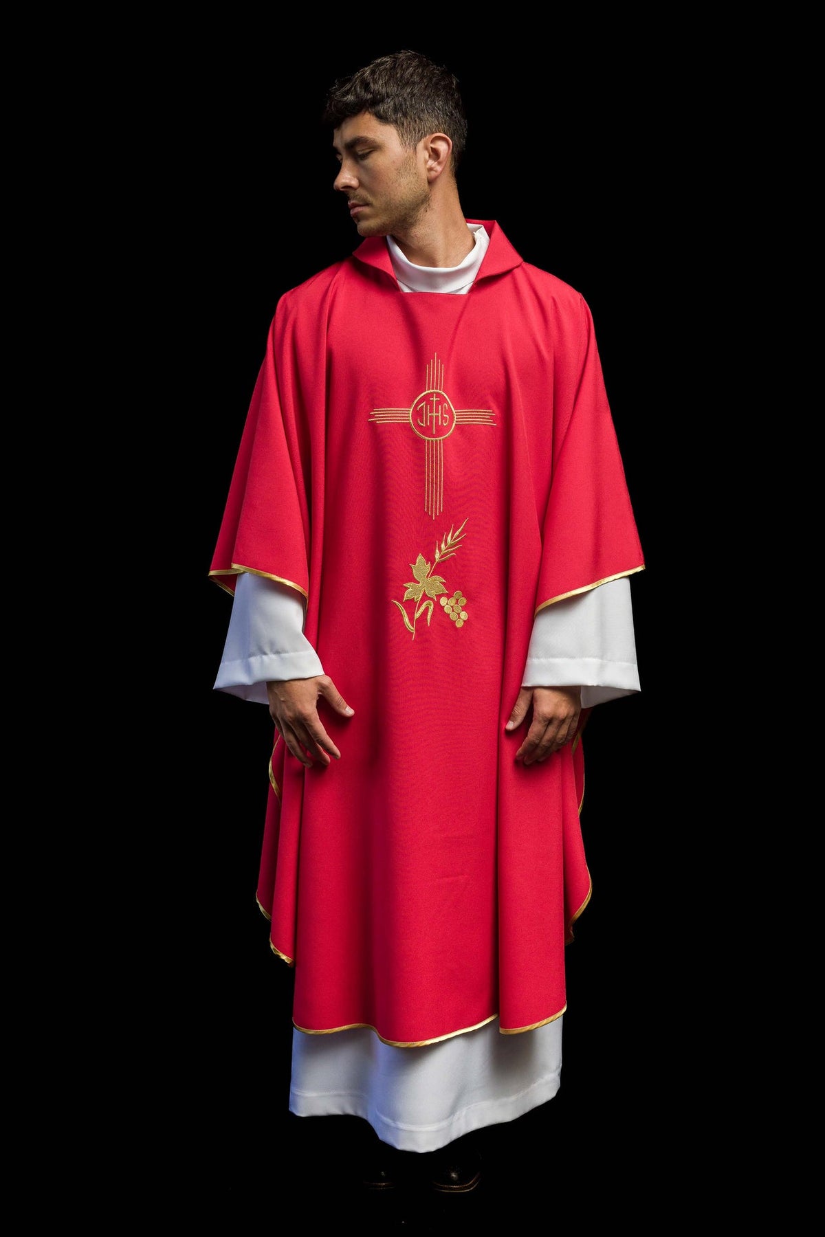 Czerwony ornat haftowany z szerokim kołnierzem i motywem IHS - ORNATY.PL
