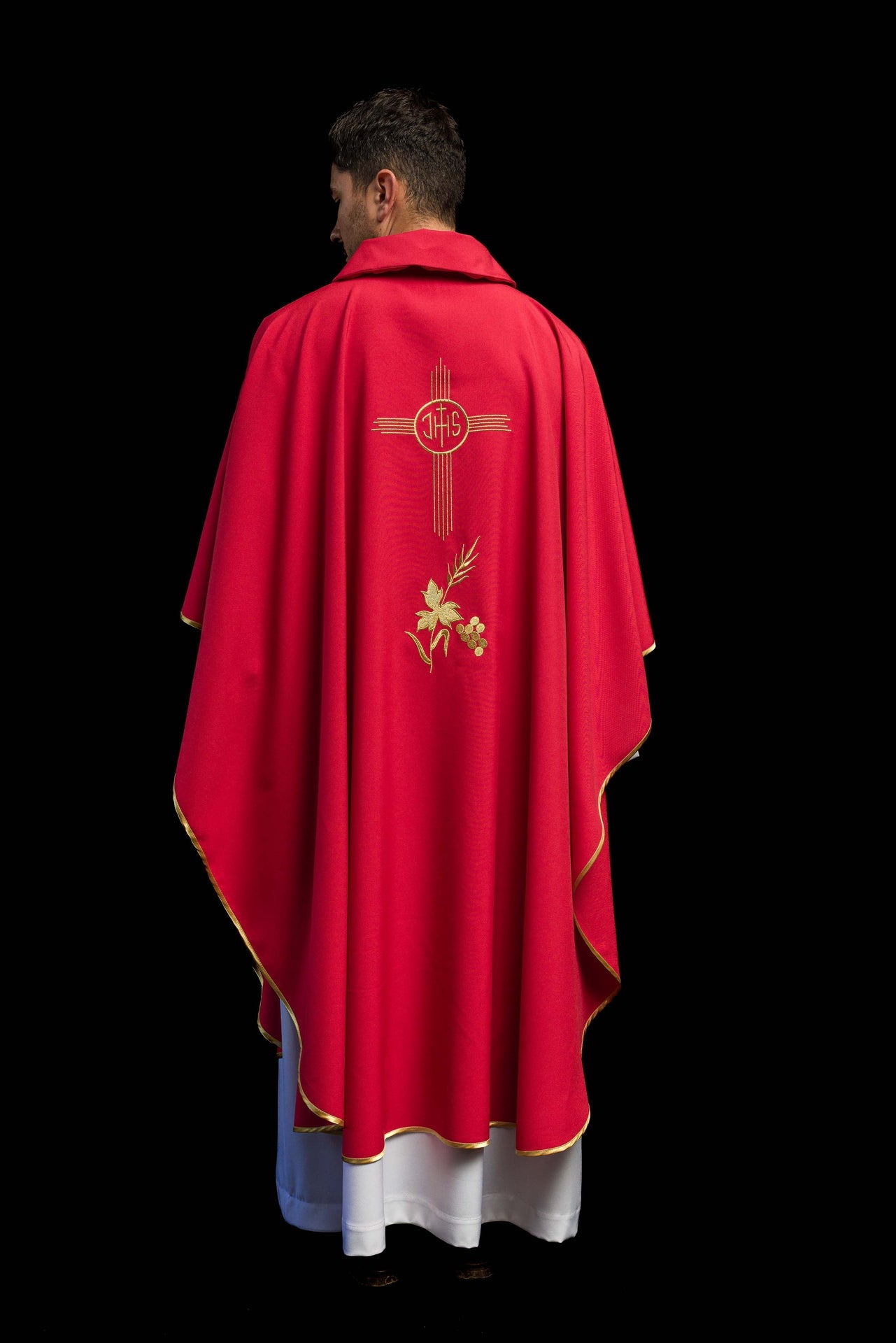 Czerwony ornat haftowany z szerokim kołnierzem i motywem IHS - ORNATY.PL