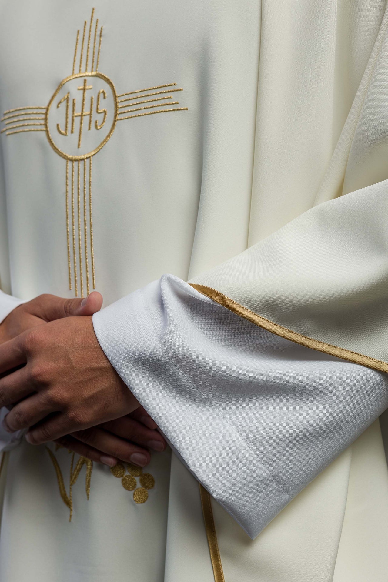 Ornat z haftem IHS w kolorze ecru - ORNATY.PL