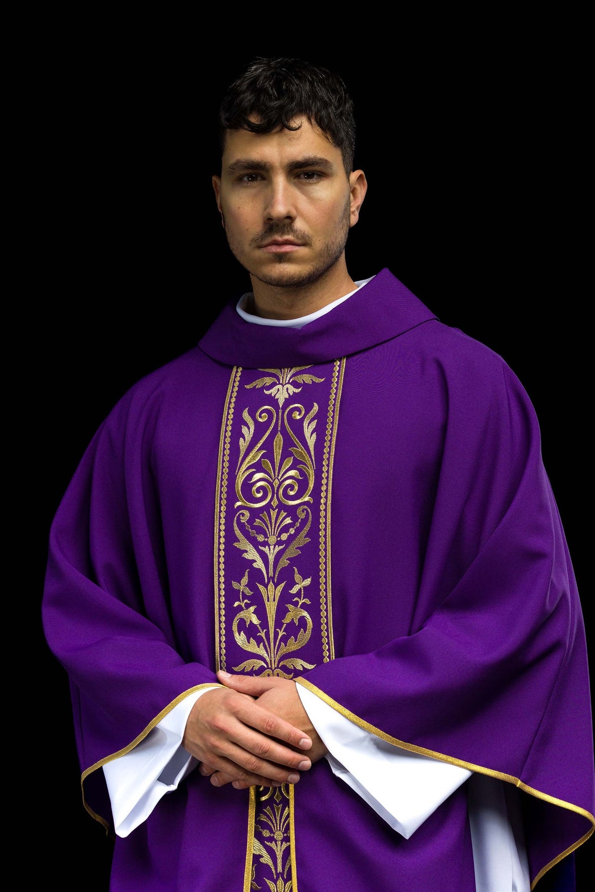 Ornat liturgiczny w kolorze fioletowym, zdobiony złotym haftowanym pasem