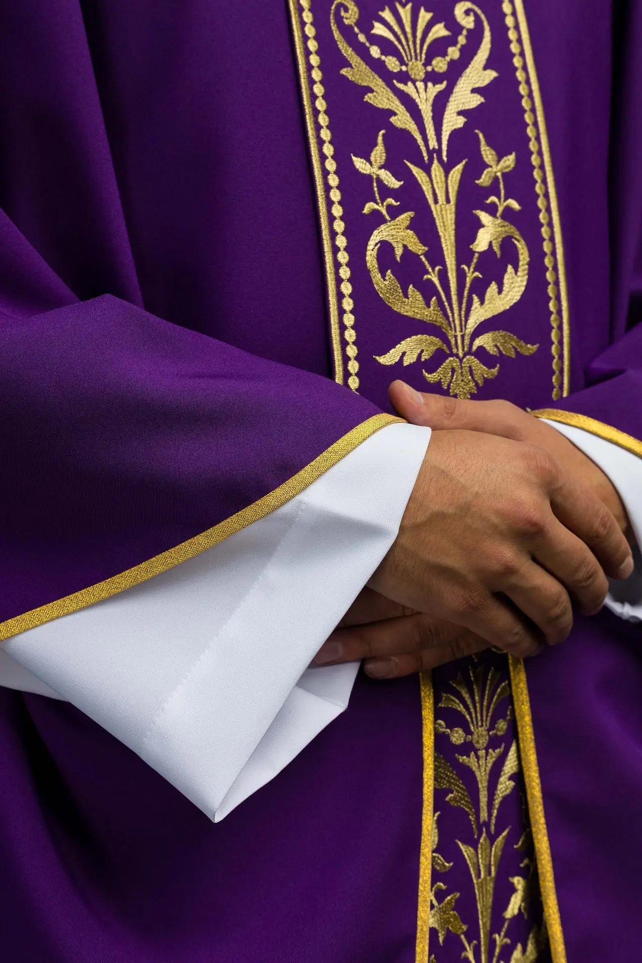 Fioletowy ornat liturgiczny ozdobiony złotym haftowanym pasem
