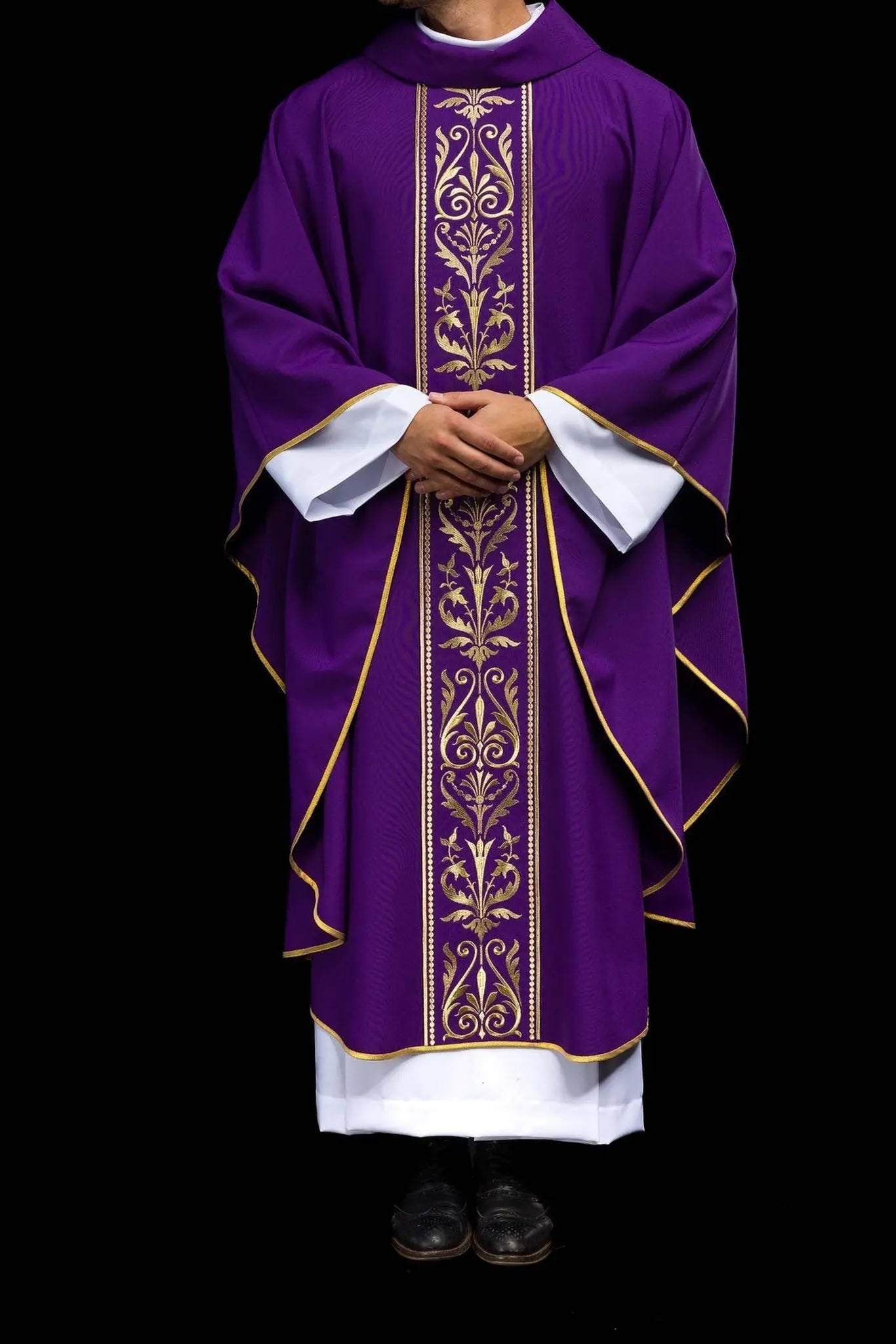 Ornat liturgiczny w kolorze fioletowym, zdobiony złotym haftowanym pasem