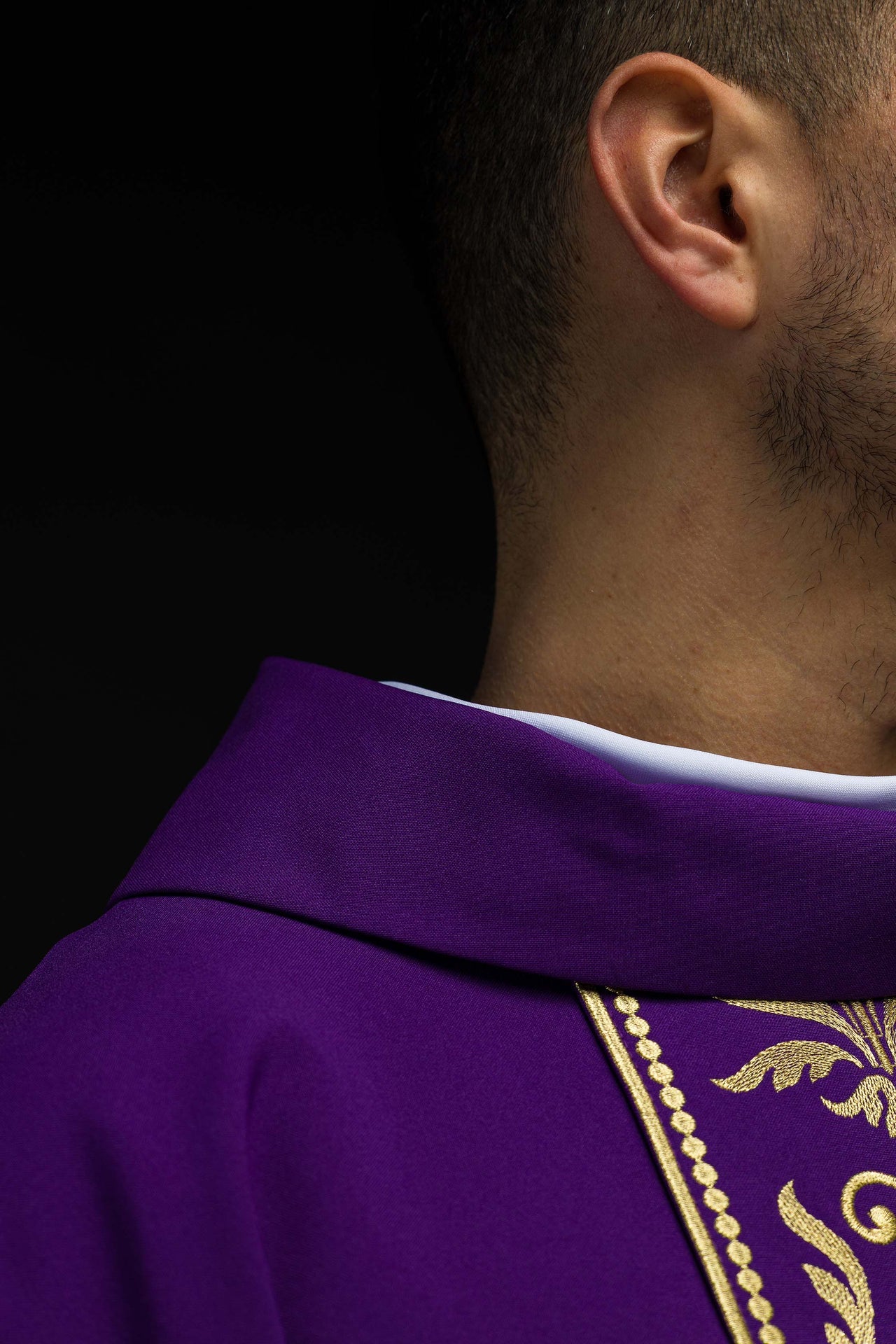 Ornat liturgiczny w kolorze fioletowym, zdobiony złotym haftowanym pasem