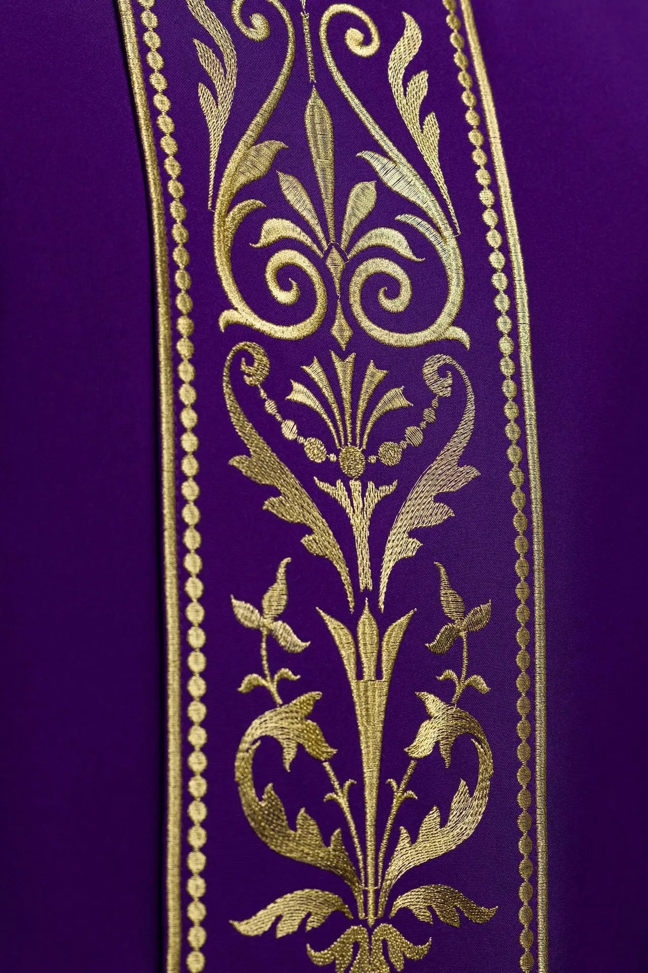Fioletowy ornat liturgiczny ozdobiony złotym haftowanym pasem
